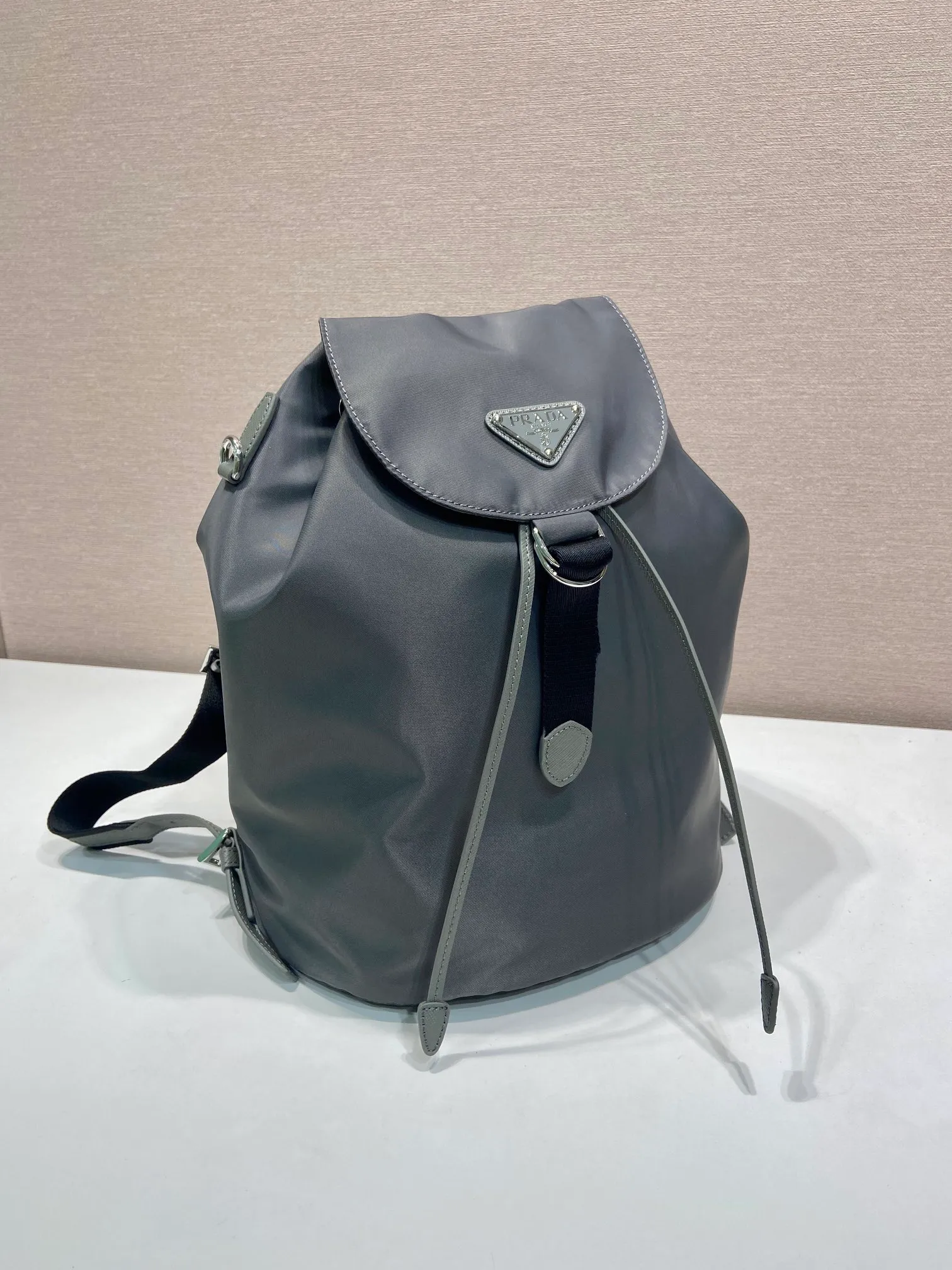 💰1120🎉New product🎉1BZ0197 backpack🎉🎉 This backpack is made of imported nylon fabric and cross-grain cowhide. The only backpack does not have a portable design. It is very unique and has a casual flavor. It has a large capacity and space. The upper body effect is light, fashionable and practical. It is also a popular style that will never go out of style🎉🎉Babies, hurry up and get it🎉🎉 Length 25x Height 35x Bottom 15cm🎉🎉🎉💰💰💰