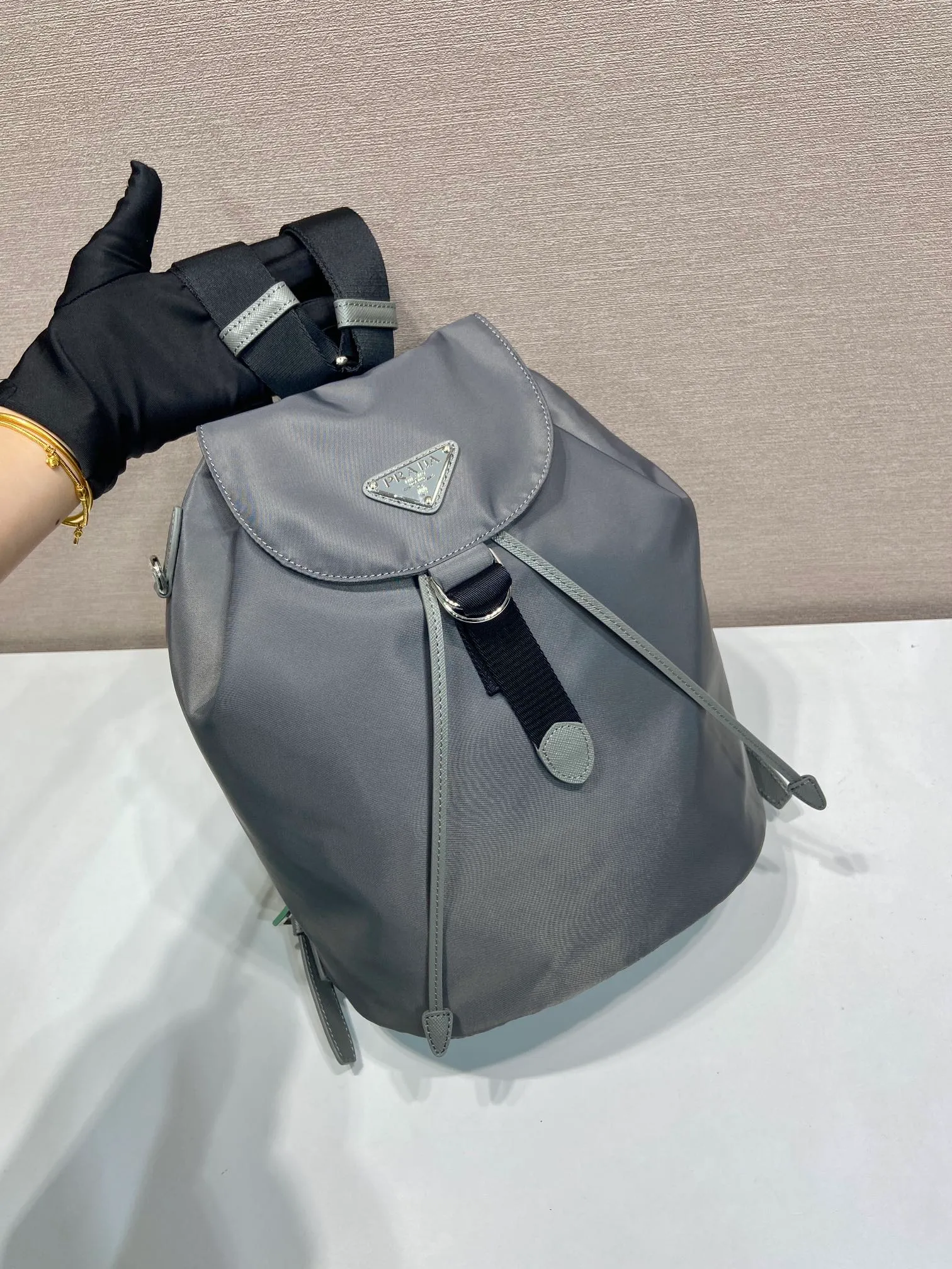 💰1120🎉New product🎉1BZ0197 backpack🎉🎉 This backpack is made of imported nylon fabric and cross-grain cowhide. The only backpack does not have a portable design. It is very unique and has a casual flavor. It has a large capacity and space. The upper body effect is light, fashionable and practical. It is also a popular style that will never go out of style🎉🎉Babies, hurry up and get it🎉🎉 Length 25x Height 35x Bottom 15cm🎉🎉🎉💰💰💰
