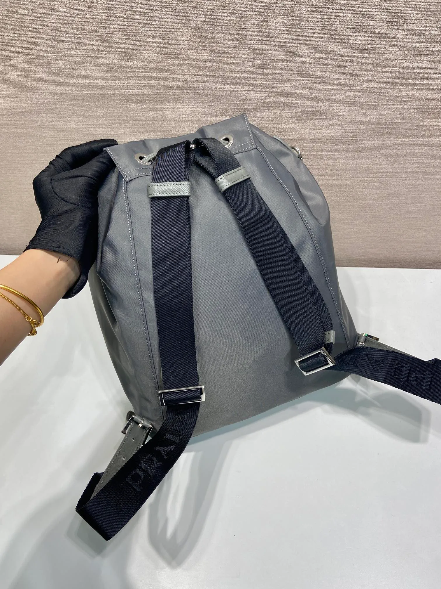 💰1120🎉New product🎉1BZ0197 backpack🎉🎉 This backpack is made of imported nylon fabric and cross-grain cowhide. The only backpack does not have a portable design. It is very unique and has a casual flavor. It has a large capacity and space. The upper body effect is light, fashionable and practical. It is also a popular style that will never go out of style🎉🎉Babies, hurry up and get it🎉🎉 Length 25x Height 35x Bottom 15cm🎉🎉🎉💰💰💰