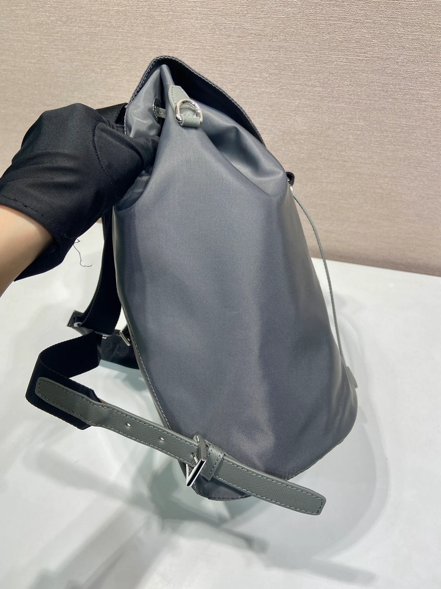 💰1120🎉New product🎉1BZ0197 backpack🎉🎉 This backpack is made of imported nylon fabric and cross-grain cowhide. The only backpack does not have a portable design. It is very unique and has a casual flavor. It has a large capacity and space. The upper body effect is light, fashionable and practical. It is also a popular style that will never go out of style🎉🎉Babies, hurry up and get it🎉🎉 Length 25x Height 35x Bottom 15cm🎉🎉🎉💰💰💰