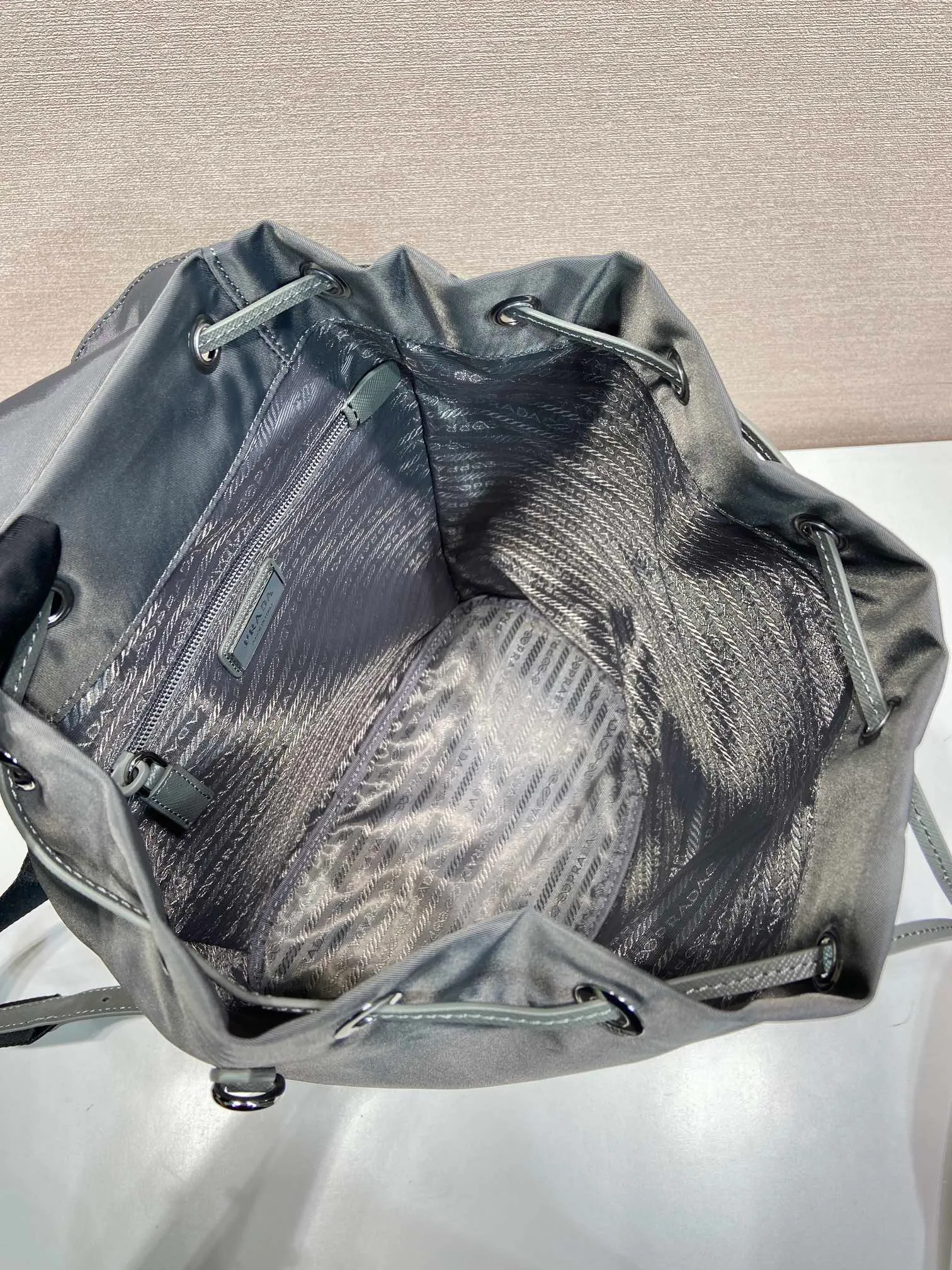 💰1120🎉New product🎉1BZ0197 backpack🎉🎉 This backpack is made of imported nylon fabric and cross-grain cowhide. The only backpack does not have a portable design. It is very unique and has a casual flavor. It has a large capacity and space. The upper body effect is light, fashionable and practical. It is also a popular style that will never go out of style🎉🎉Babies, hurry up and get it🎉🎉 Length 25x Height 35x Bottom 15cm🎉🎉🎉💰💰💰
