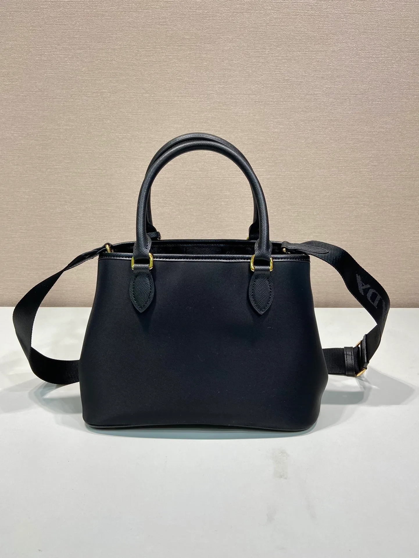 💰1120🎉Retro Handbag🎉1BA172 Small🎉🎉 This retro handbag is made of premium nylon fabric, equipped with a detachable and adjustable long shoulder strap, which can be carried by hand/shoulder/crossbody, with top-grade hardware, opening and closing design on both sides, large capacity space, and a popular style that will never go out of style. Hurry up and get it🎉🎉 Length 25x Height 18x ​​Bottom 13cm🎉🎉🎉👏👏👏