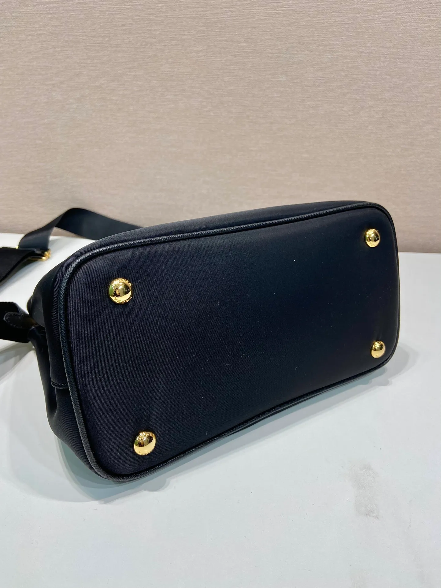 💰1120🎉Retro Handbag🎉1BA172 Small🎉🎉 This retro handbag is made of premium nylon fabric, equipped with a detachable and adjustable long shoulder strap, which can be carried by hand/shoulder/crossbody, with top-grade hardware, opening and closing design on both sides, large capacity space, and a popular style that will never go out of style. Hurry up and get it🎉🎉 Length 25x Height 18x ​​Bottom 13cm🎉🎉🎉👏👏👏