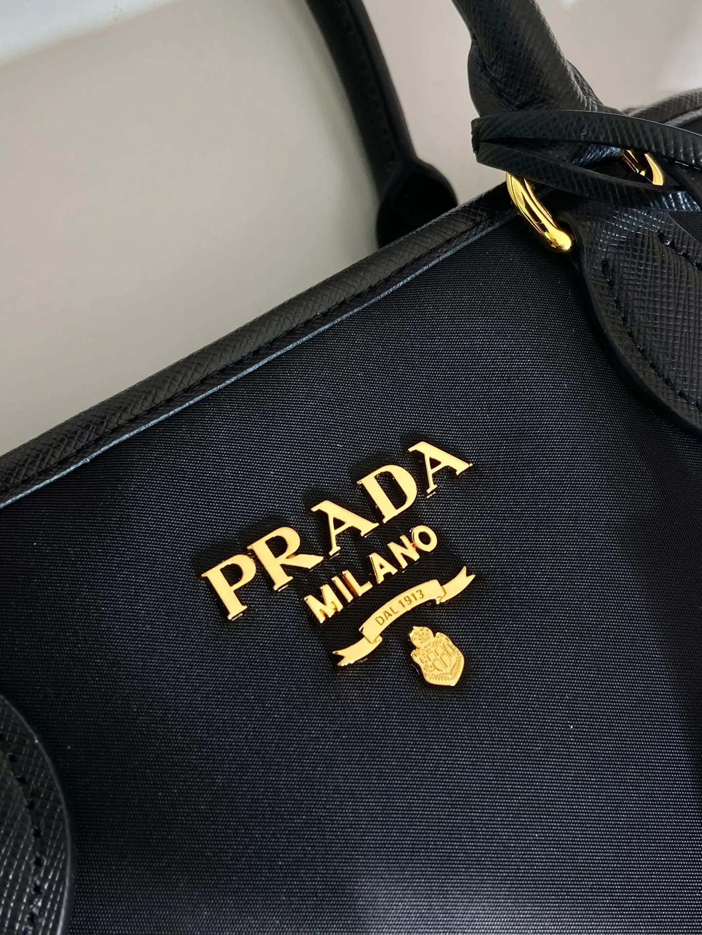 💰1120🎉Retro Handbag🎉1BA172 Small🎉🎉 This retro handbag is made of premium nylon fabric, equipped with a detachable and adjustable long shoulder strap, which can be carried by hand/shoulder/crossbody, with top-grade hardware, opening and closing design on both sides, large capacity space, and a popular style that will never go out of style. Hurry up and get it🎉🎉 Length 25x Height 18x ​​Bottom 13cm🎉🎉🎉👏👏👏