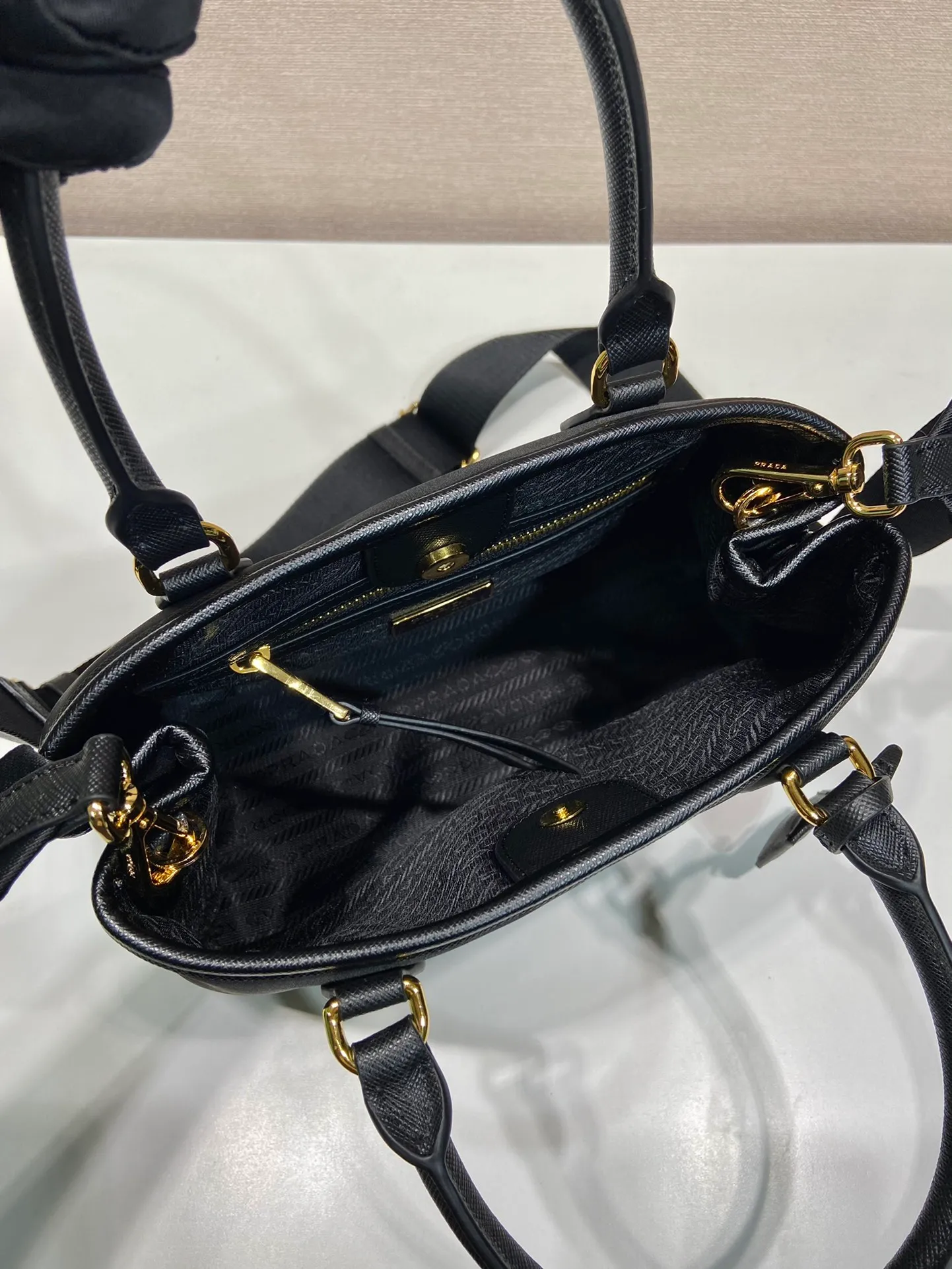 💰1120🎉Retro Handbag🎉1BA172 Small🎉🎉 This retro handbag is made of premium nylon fabric, equipped with a detachable and adjustable long shoulder strap, which can be carried by hand/shoulder/crossbody, with top-grade hardware, opening and closing design on both sides, large capacity space, and a popular style that will never go out of style. Hurry up and get it🎉🎉 Length 25x Height 18x ​​Bottom 13cm🎉🎉🎉👏👏👏