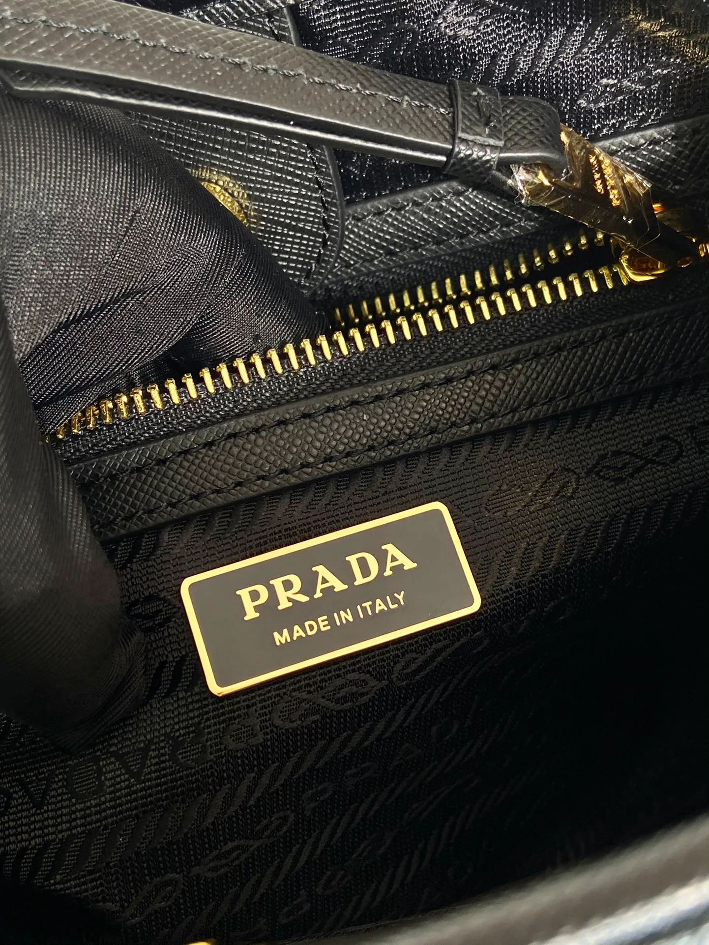 💰1120🎉Retro Handbag🎉1BA172 Small🎉🎉 This retro handbag is made of premium nylon fabric, equipped with a detachable and adjustable long shoulder strap, which can be carried by hand/shoulder/crossbody, with top-grade hardware, opening and closing design on both sides, large capacity space, and a popular style that will never go out of style. Hurry up and get it🎉🎉 Length 25x Height 18x ​​Bottom 13cm🎉🎉🎉👏👏👏