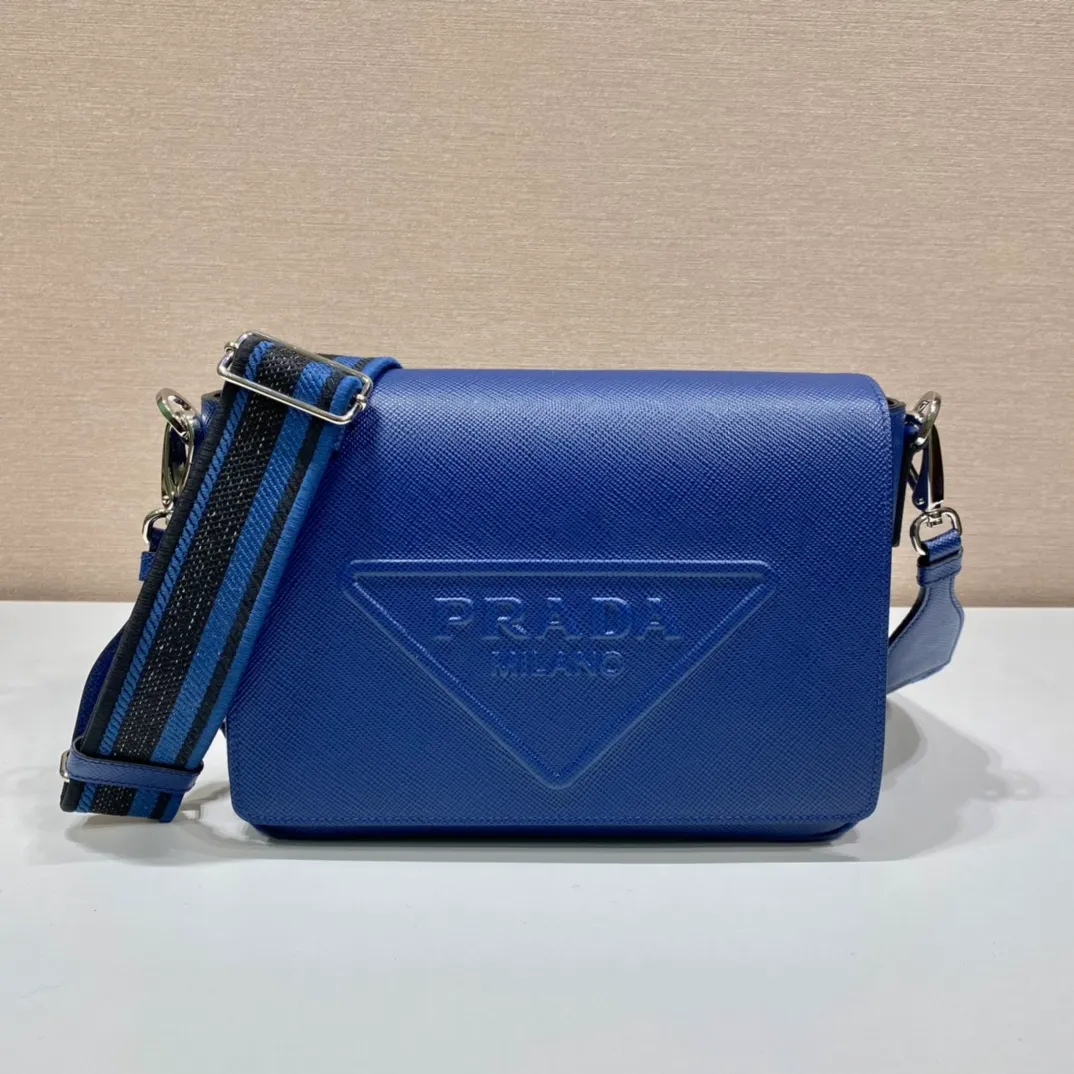 💰1840👏Men's cross-body bag with embroidered webbing👏2VD046👏👏 This stylish and simple clamshell shoulder bag is made of imported Saffiano leather and imported calfskin on the inner cover, with a large embossed triangle logo. It is a favorite with a detachable embroidered webbing, which can be matched with other bags👏👏 to present the unique characteristics of crossed parallel lines. Simple and elegant, length 26x height 18x ​​bottom 6.5cm
