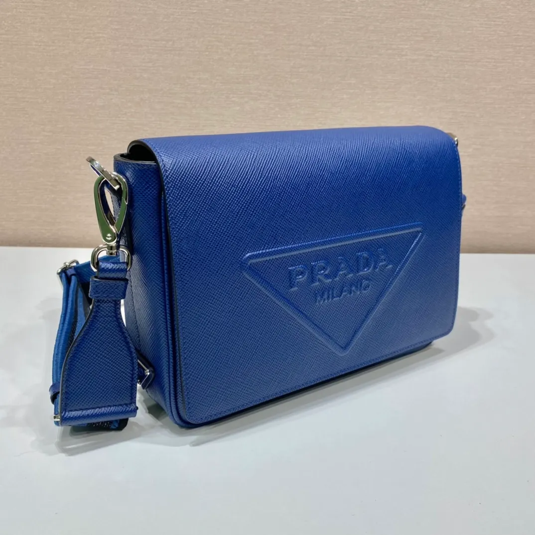 💰1840👏Men's cross-body bag with embroidered webbing👏2VD046👏👏 This stylish and simple clamshell shoulder bag is made of imported Saffiano leather and imported calfskin on the inner cover, with a large embossed triangle logo. It is a favorite with a detachable embroidered webbing, which can be matched with other bags👏👏 to present the unique characteristics of crossed parallel lines. Simple and elegant, length 26x height 18x ​​bottom 6.5cm