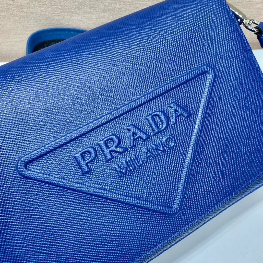 💰1840👏Men's cross-body bag with embroidered webbing👏2VD046👏👏 This stylish and simple clamshell shoulder bag is made of imported Saffiano leather and imported calfskin on the inner cover, with a large embossed triangle logo. It is a favorite with a detachable embroidered webbing, which can be matched with other bags👏👏 to present the unique characteristics of crossed parallel lines. Simple and elegant, length 26x height 18x ​​bottom 6.5cm