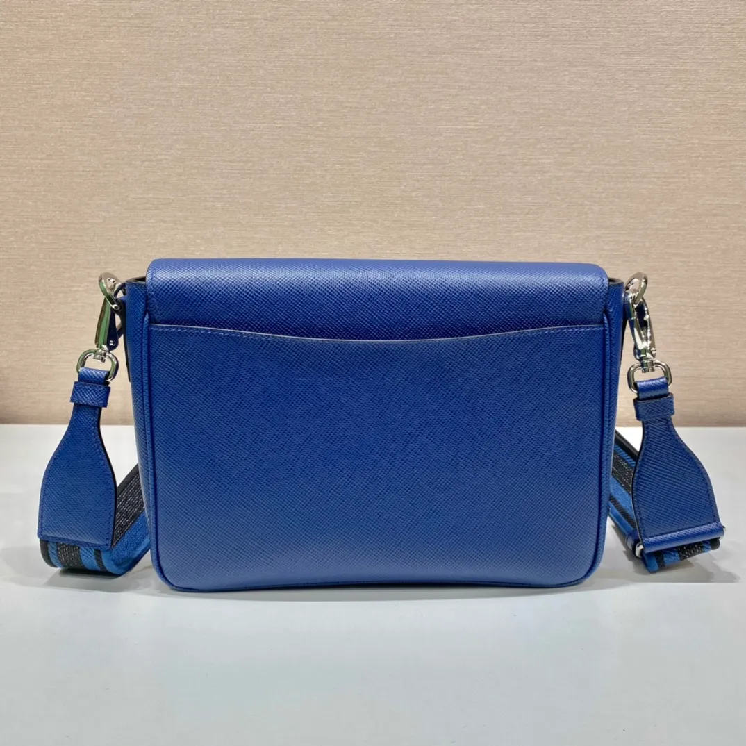 💰1840👏Men's cross-body bag with embroidered webbing👏2VD046👏👏 This stylish and simple clamshell shoulder bag is made of imported Saffiano leather and imported calfskin on the inner cover, with a large embossed triangle logo. It is a favorite with a detachable embroidered webbing, which can be matched with other bags👏👏 to present the unique characteristics of crossed parallel lines. Simple and elegant, length 26x height 18x ​​bottom 6.5cm