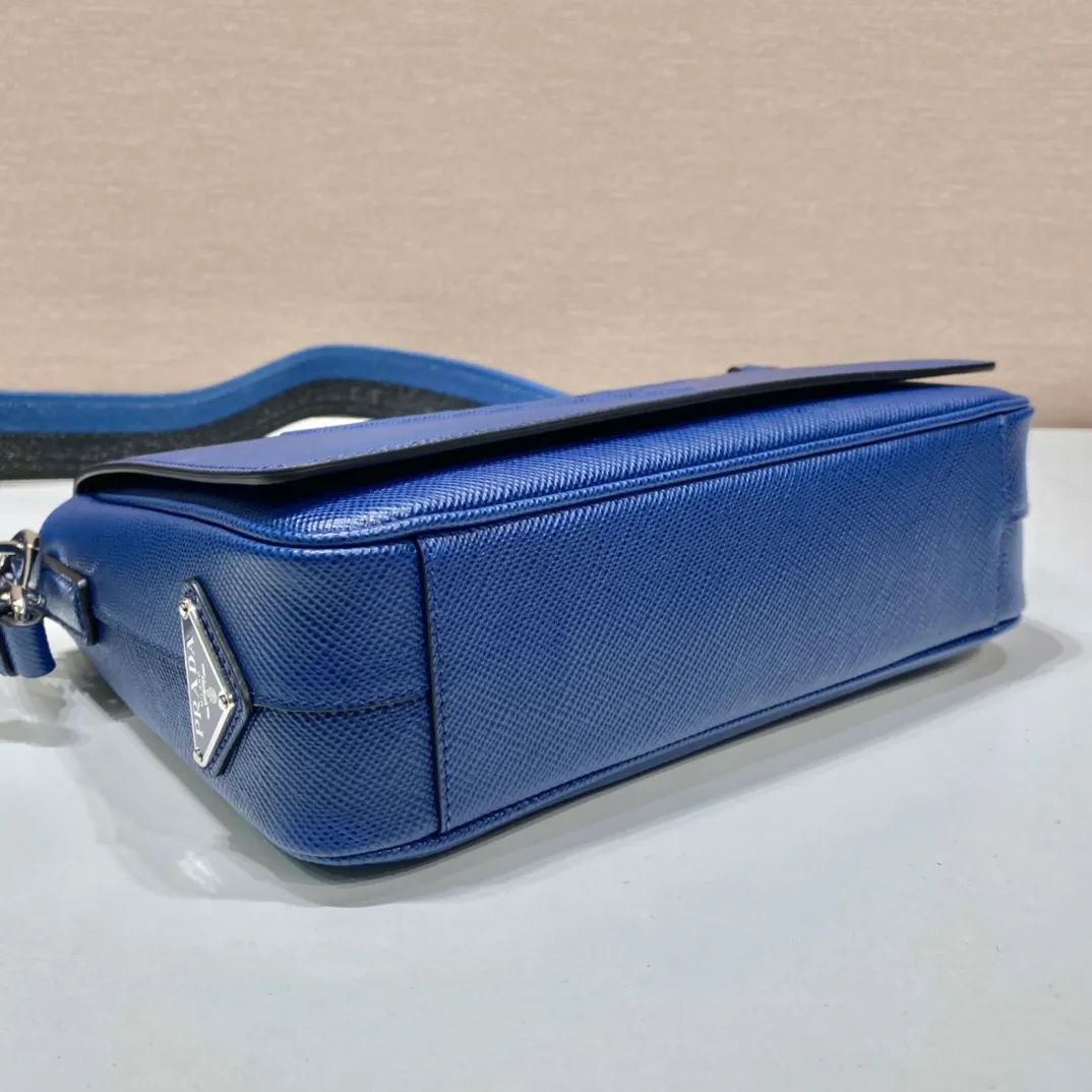 💰1840👏Men's cross-body bag with embroidered webbing👏2VD046👏👏 This stylish and simple clamshell shoulder bag is made of imported Saffiano leather and imported calfskin on the inner cover, with a large embossed triangle logo. It is a favorite with a detachable embroidered webbing, which can be matched with other bags👏👏 to present the unique characteristics of crossed parallel lines. Simple and elegant, length 26x height 18x ​​bottom 6.5cm