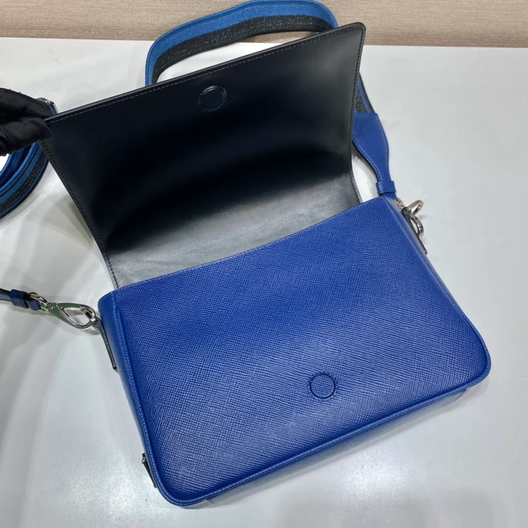 💰1840👏Men's cross-body bag with embroidered webbing👏2VD046👏👏 This stylish and simple clamshell shoulder bag is made of imported Saffiano leather and imported calfskin on the inner cover, with a large embossed triangle logo. It is a favorite with a detachable embroidered webbing, which can be matched with other bags👏👏 to present the unique characteristics of crossed parallel lines. Simple and elegant, length 26x height 18x ​​bottom 6.5cm