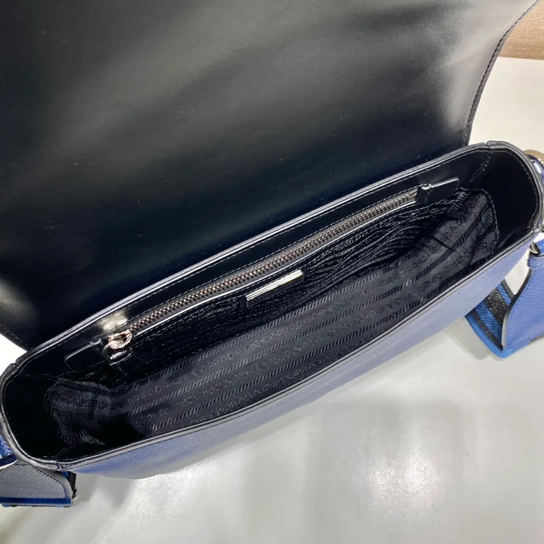 💰1840👏Men's cross-body bag with embroidered webbing👏2VD046👏👏 This stylish and simple clamshell shoulder bag is made of imported Saffiano leather and imported calfskin on the inner cover, with a large embossed triangle logo. It is a favorite with a detachable embroidered webbing, which can be matched with other bags👏👏 to present the unique characteristics of crossed parallel lines. Simple and elegant, length 26x height 18x ​​bottom 6.5cm