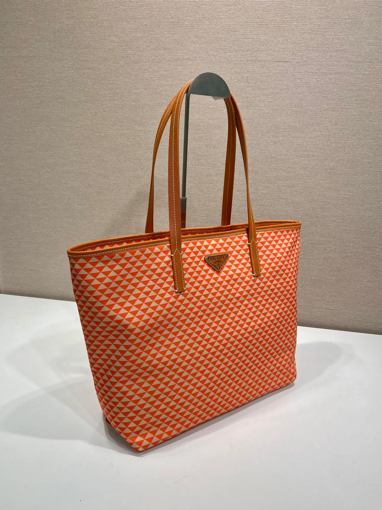 💰1160🎉New tote bag🎉1BD552 new product🎉🎉This Tessuto The Triangulum tote bag is made of imported printed nylon fabric with cross-grain cowhide. The triangular pattern is eye-catching in color and has a large capacity. It is really versatile😘😘The upper body effect is very stylish. Beauties, hurry up and get it🎉🎉. It is a must-have in spring and summer. It is also a popular style that will never go out of style🎉🎉 Length 33c Height 29x Bottom 14cm🎉🎉🎉💰💰💰