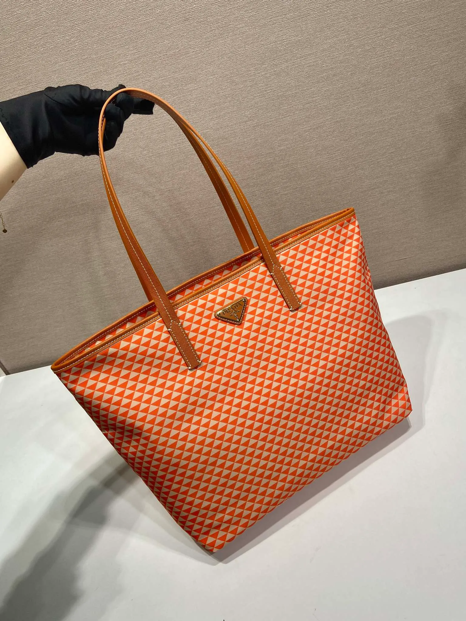 💰1160🎉New tote bag🎉1BD552 new product🎉🎉This Tessuto The Triangulum tote bag is made of imported printed nylon fabric with cross-grain cowhide. The triangular pattern is eye-catching in color and has a large capacity. It is really versatile😘😘The upper body effect is very stylish. Beauties, hurry up and get it🎉🎉. It is a must-have in spring and summer. It is also a popular style that will never go out of style🎉🎉 Length 33c Height 29x Bottom 14cm🎉🎉🎉💰💰💰