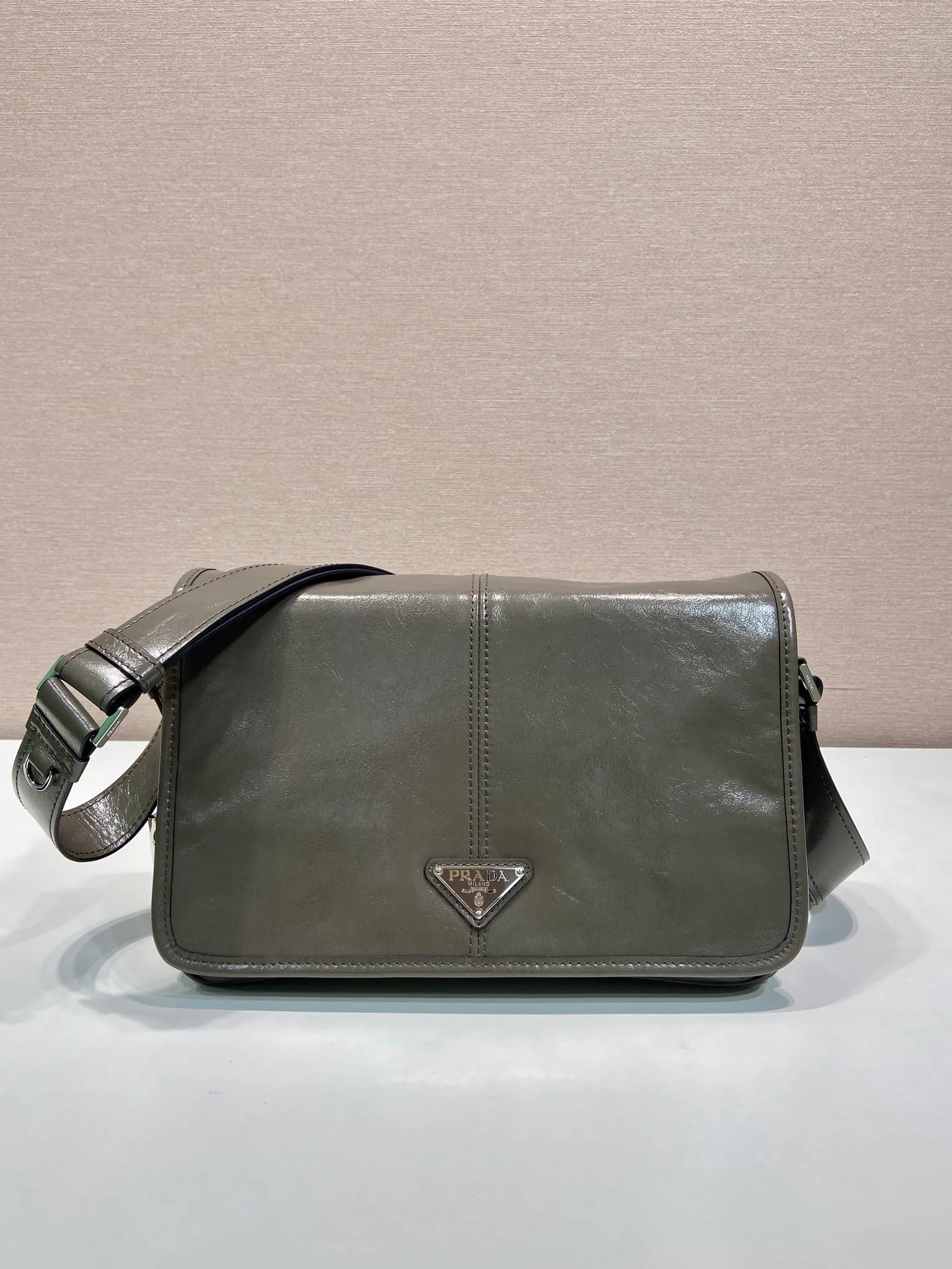 💰1700🎉New oil wax bag🎉2VD073 messenger bag🎉🎉 This shoulder bag is carefully made of soft and shiny oil wax leather. It has a unique streamlined silhouette and is decorated with a unique triangle logo. It is fashionable and versatile. Flip cover design, adjustable leather shoulder strap, another popular style that will never go out of style, handsome guys, hurry up and get it🎉🎉 Length 30x Height 20x Bottom 11cm🎉🎉🎉👏👏👏