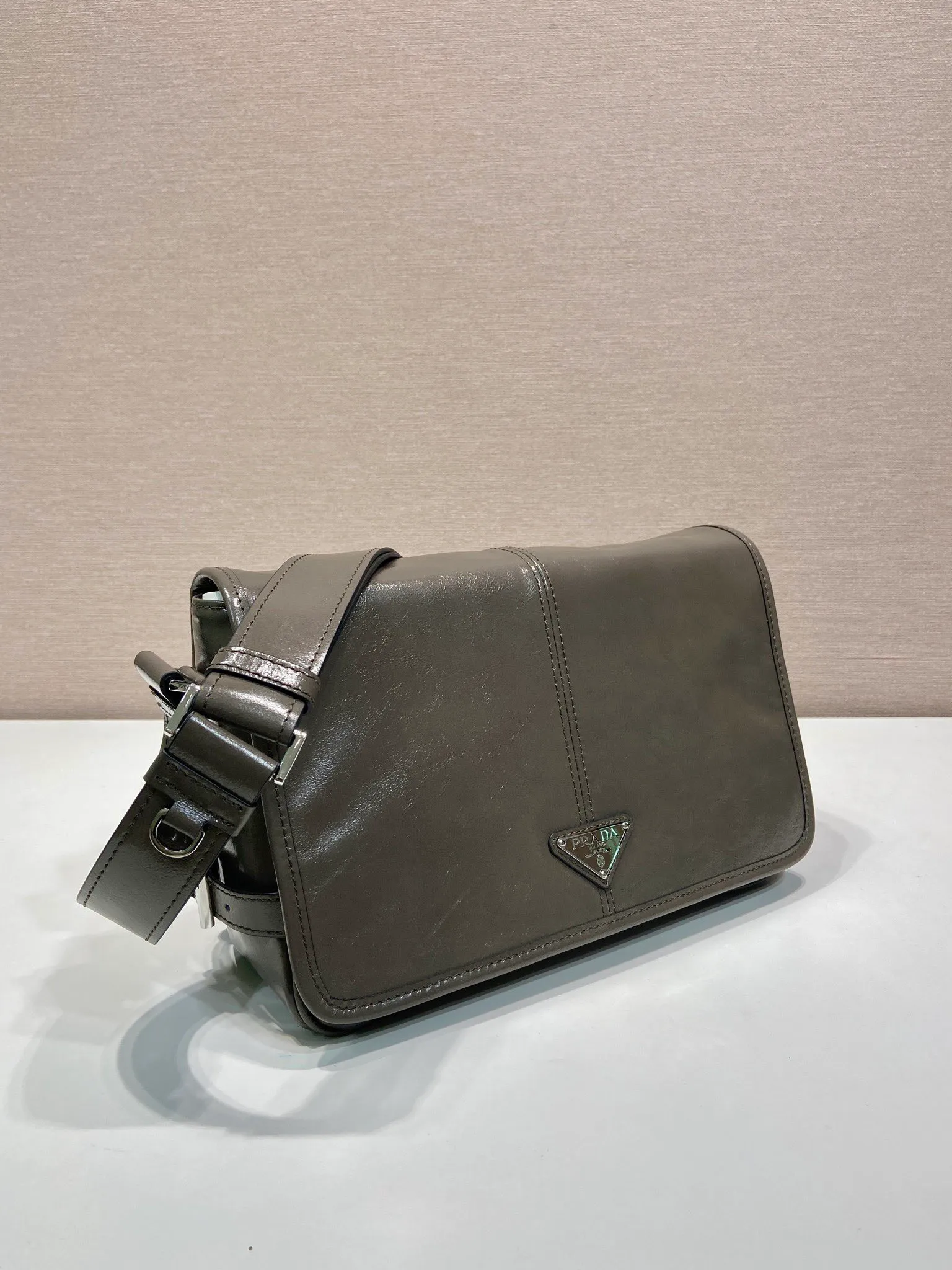💰1700🎉New oil wax bag🎉2VD073 messenger bag🎉🎉 This shoulder bag is carefully made of soft and shiny oil wax leather. It has a unique streamlined silhouette and is decorated with a unique triangle logo. It is fashionable and versatile. Flip cover design, adjustable leather shoulder strap, another popular style that will never go out of style, handsome guys, hurry up and get it🎉🎉 Length 30x Height 20x Bottom 11cm🎉🎉🎉👏👏👏