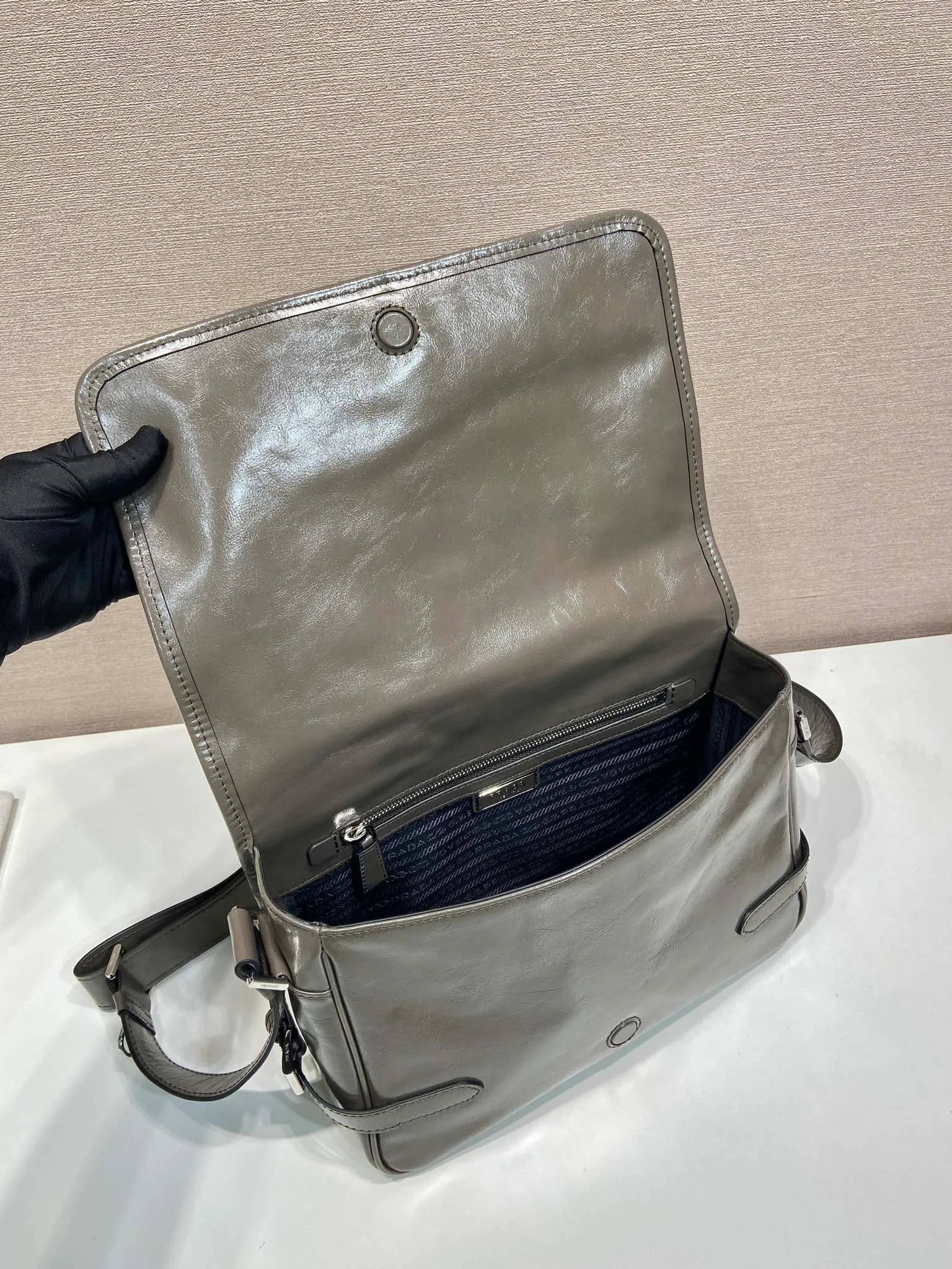 💰1700🎉New oil wax bag🎉2VD073 messenger bag🎉🎉 This shoulder bag is carefully made of soft and shiny oil wax leather. It has a unique streamlined silhouette and is decorated with a unique triangle logo. It is fashionable and versatile. Flip cover design, adjustable leather shoulder strap, another popular style that will never go out of style, handsome guys, hurry up and get it🎉🎉 Length 30x Height 20x Bottom 11cm🎉🎉🎉👏👏👏