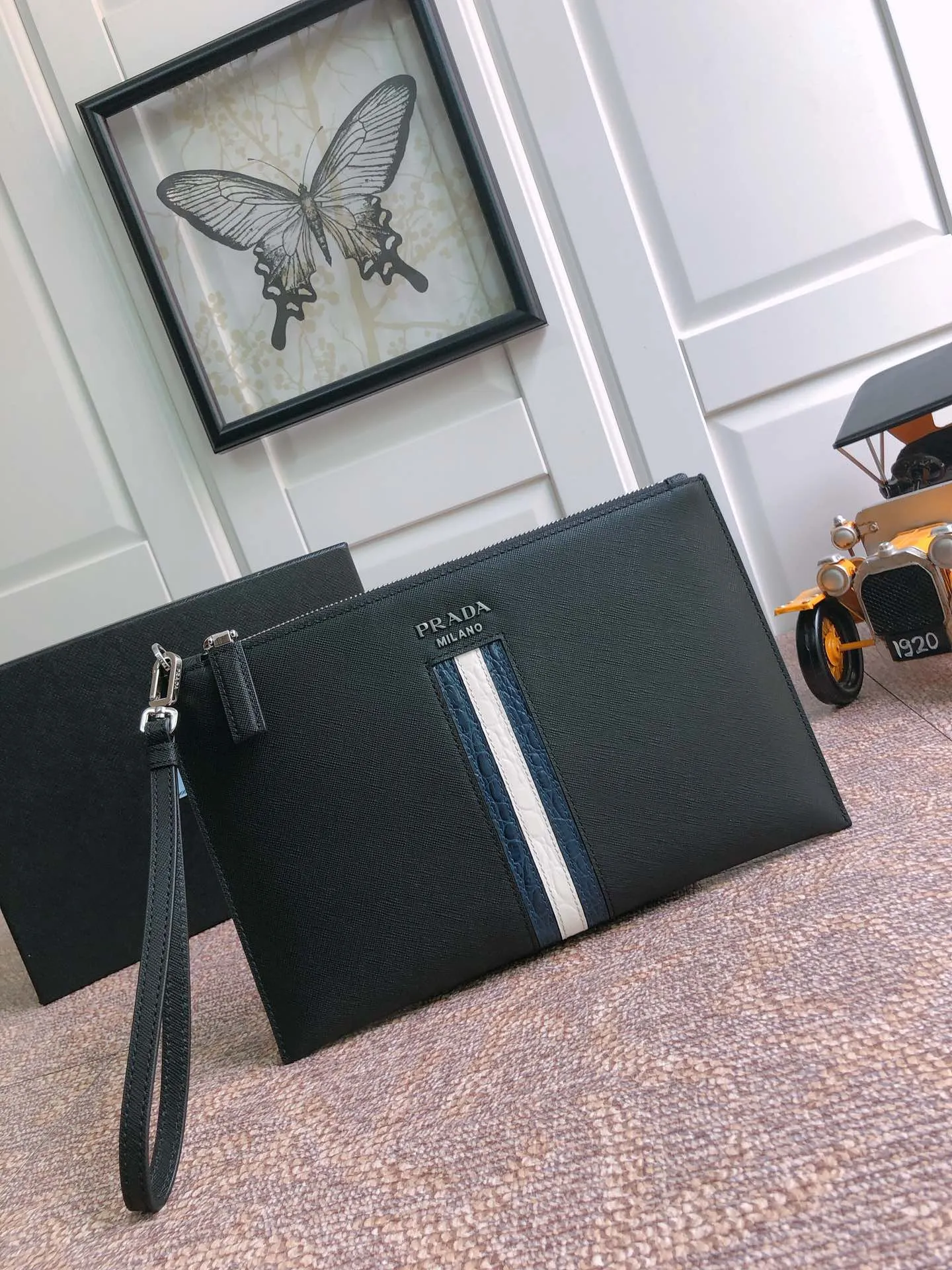🔆Exclusive first release🔆Latest handbags👏🏻👏🏻Synchronized with counters🤙 Original order, hot model 2NG005G blue/crocodile leather has arrived🎉🎉🎉, fully upgraded board, using imported cross-grain cowhide + original hardware + imported sheepskin, brushed hardware🤙🤙Lightweight and practical, men's favorite [color][color][color], length 28x height 18cm, 💰920