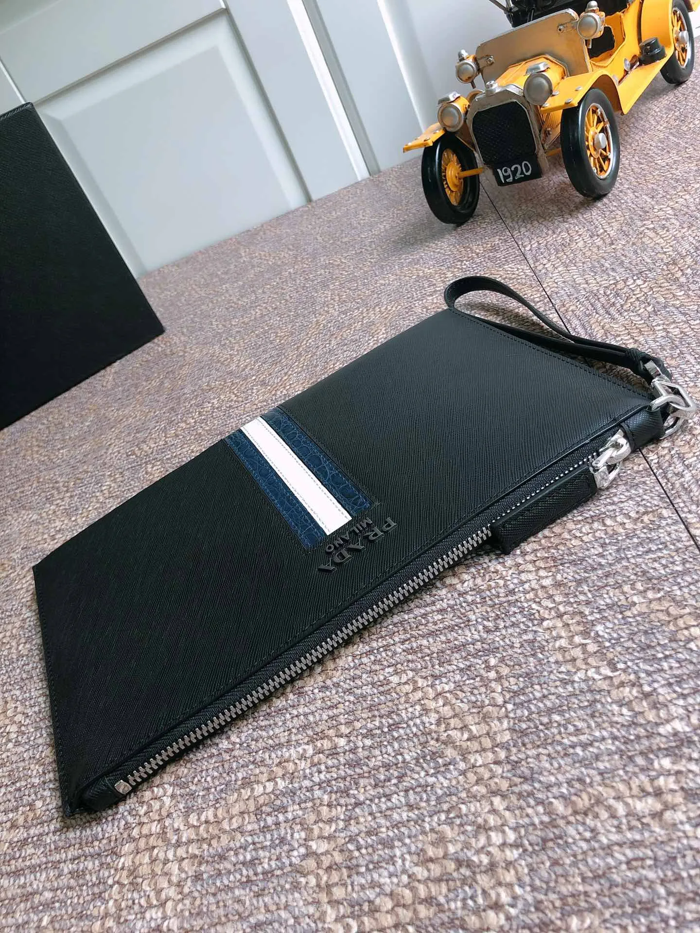 🔆Exclusive first release🔆Latest handbags👏🏻👏🏻Synchronized with counters🤙 Original order, hot model 2NG005G blue/crocodile leather has arrived🎉🎉🎉, fully upgraded board, using imported cross-grain cowhide + original hardware + imported sheepskin, brushed hardware🤙🤙Lightweight and practical, men's favorite [color][color][color], length 28x height 18cm, 💰920