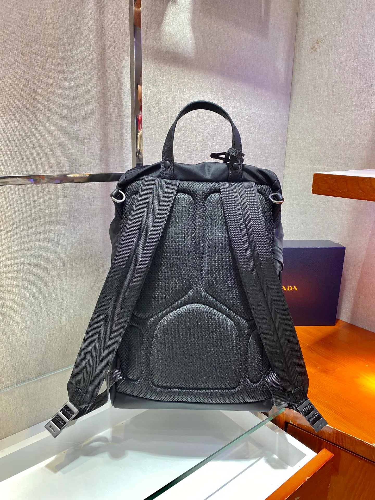 💰1320🎉Environmental protection series🎉2VZ135🎉🎉This backpack is made of innovative regenerated nylon fabric and has a classic design. Featuring a flap with strap and buckle and four exterior zipped pockets. The padded back reveals practical details, and the signature enameled triangle metal logo reinforces the brand's identity. Simple and elegant, men, hurry up and get it, it is another backpack that will never go out of style👏👏 Length 27x Height 45x Bottom 17cm