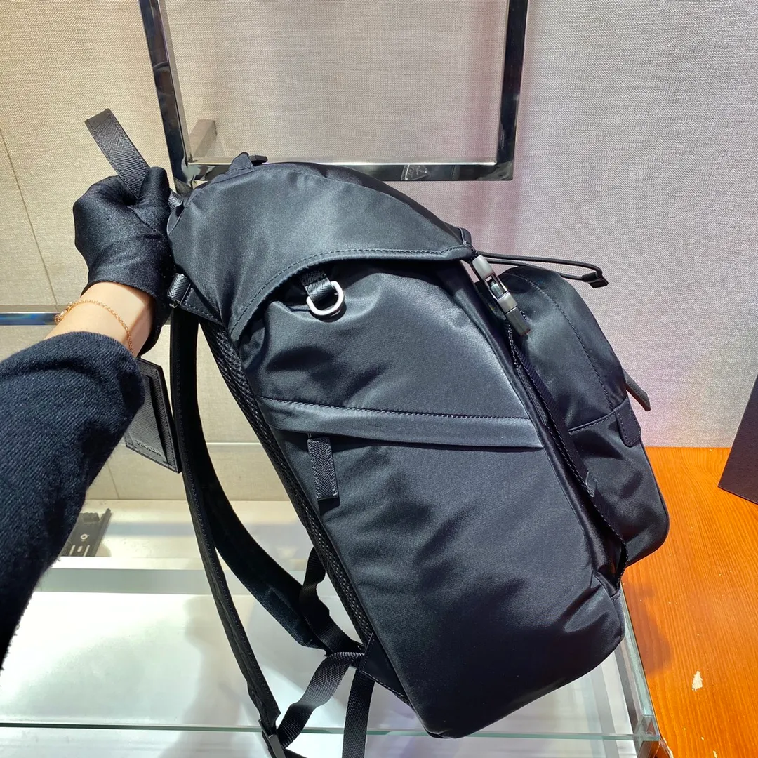 💰1320🎉Environmental protection series🎉2VZ135🎉🎉This backpack is made of innovative regenerated nylon fabric and has a classic design. Featuring a flap with strap and buckle and four exterior zipped pockets. The padded back reveals practical details, and the signature enameled triangle metal logo reinforces the brand's identity. Simple and elegant, men, hurry up and get it, it is another backpack that will never go out of style👏👏 Length 27x Height 45x Bottom 17cm