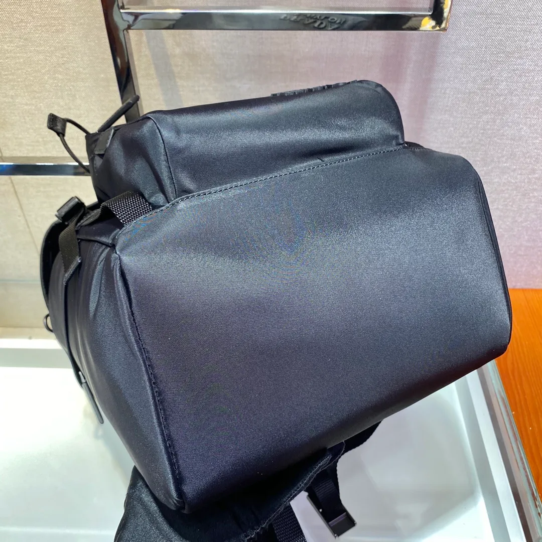 💰1320🎉Environmental protection series🎉2VZ135🎉🎉This backpack is made of innovative regenerated nylon fabric and has a classic design. Featuring a flap with strap and buckle and four exterior zipped pockets. The padded back reveals practical details, and the signature enameled triangle metal logo reinforces the brand's identity. Simple and elegant, men, hurry up and get it, it is another backpack that will never go out of style👏👏 Length 27x Height 45x Bottom 17cm