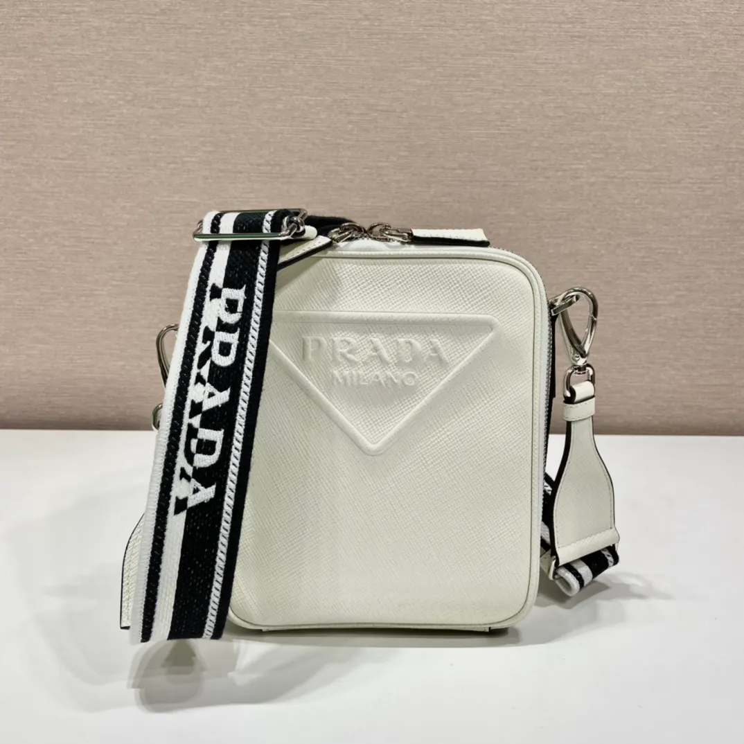 💰1640👏Men's cross-body bag with embroidered webbing👏2VH154👏👏New color This fashionable and simple shoulder bag is made of imported Saffiano leather with a large embossed triangle logo. It is a favorite with a detachable embroidered webbing and can be matched with other bags👏👏 to present the unique cross parallel lines. Simple, elegant and fashionable, it is very fashionable on the street, hurry up and get it👏👏handsome guys😘 Length 19x bottom 16x bottom 5.5cm