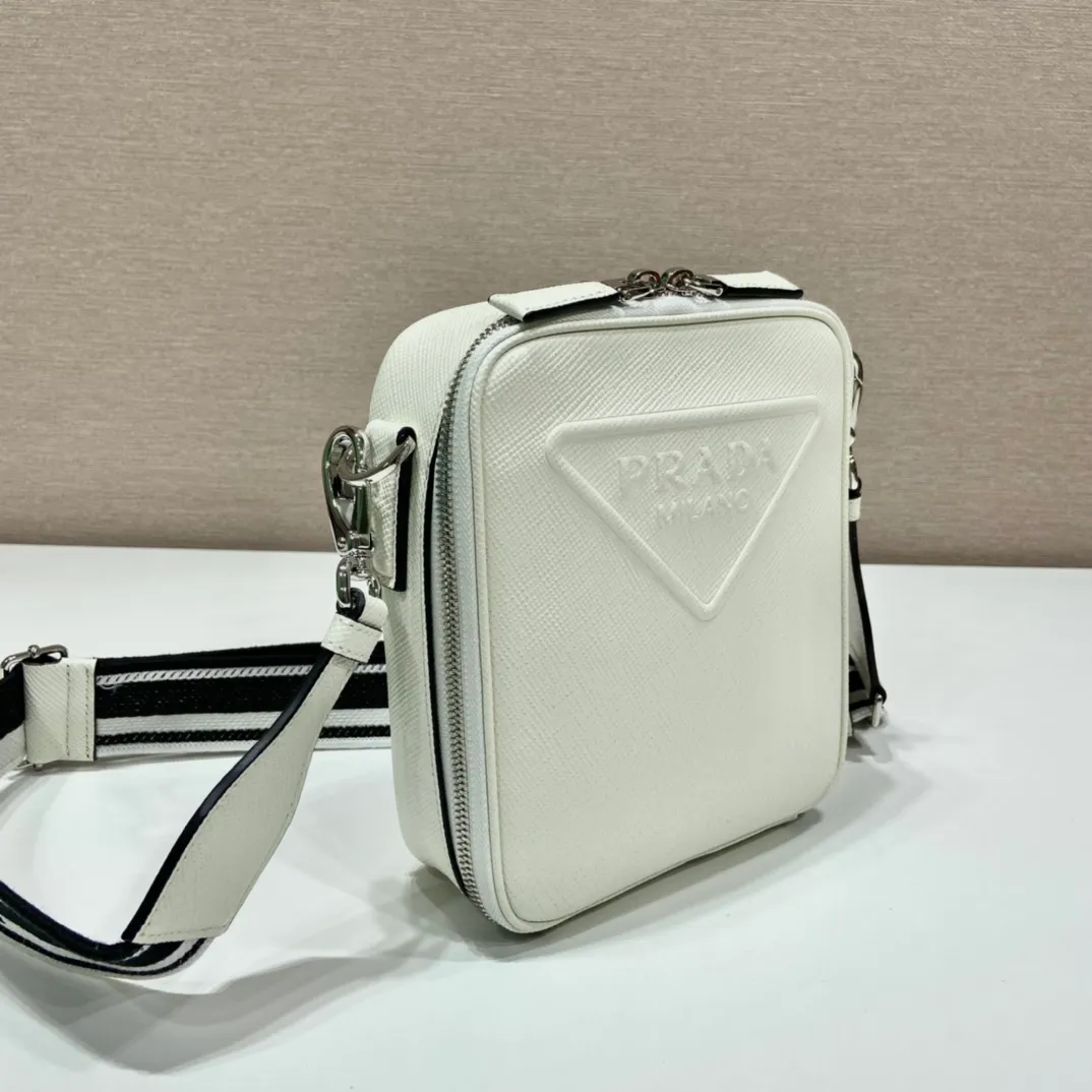 💰1640👏Men's cross-body bag with embroidered webbing👏2VH154👏👏New color This fashionable and simple shoulder bag is made of imported Saffiano leather with a large embossed triangle logo. It is a favorite with a detachable embroidered webbing and can be matched with other bags👏👏 to present the unique cross parallel lines. Simple, elegant and fashionable, it is very fashionable on the street, hurry up and get it👏👏handsome guys😘 Length 19x bottom 16x bottom 5.5cm