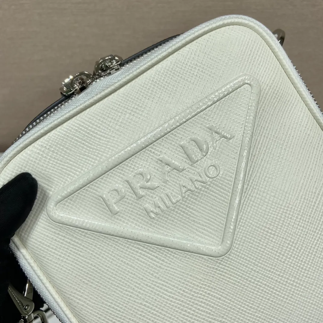 💰1640👏Men's cross-body bag with embroidered webbing👏2VH154👏👏New color This fashionable and simple shoulder bag is made of imported Saffiano leather with a large embossed triangle logo. It is a favorite with a detachable embroidered webbing and can be matched with other bags👏👏 to present the unique cross parallel lines. Simple, elegant and fashionable, it is very fashionable on the street, hurry up and get it👏👏handsome guys😘 Length 19x bottom 16x bottom 5.5cm