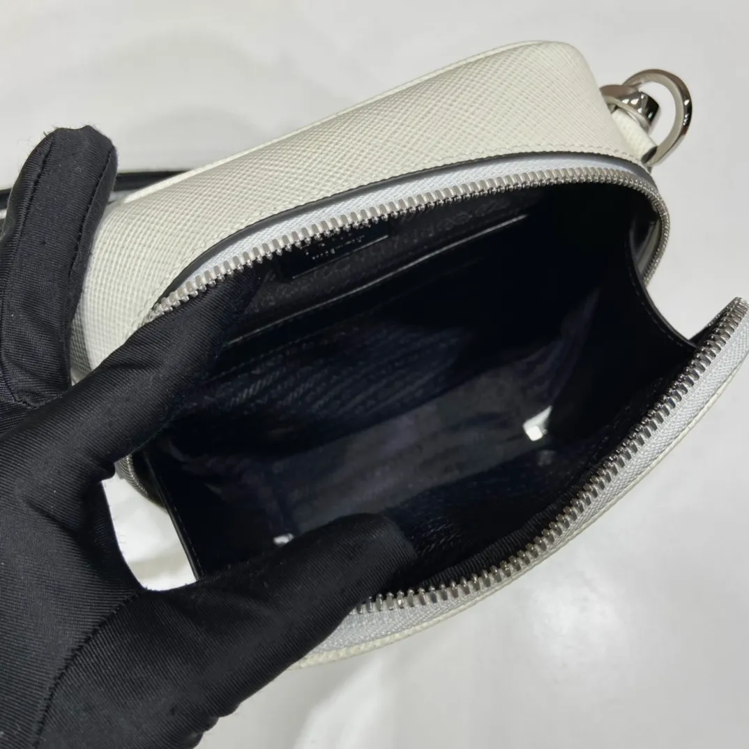 💰1640👏Men's cross-body bag with embroidered webbing👏2VH154👏👏New color This fashionable and simple shoulder bag is made of imported Saffiano leather with a large embossed triangle logo. It is a favorite with a detachable embroidered webbing and can be matched with other bags👏👏 to present the unique cross parallel lines. Simple, elegant and fashionable, it is very fashionable on the street, hurry up and get it👏👏handsome guys😘 Length 19x bottom 16x bottom 5.5cm