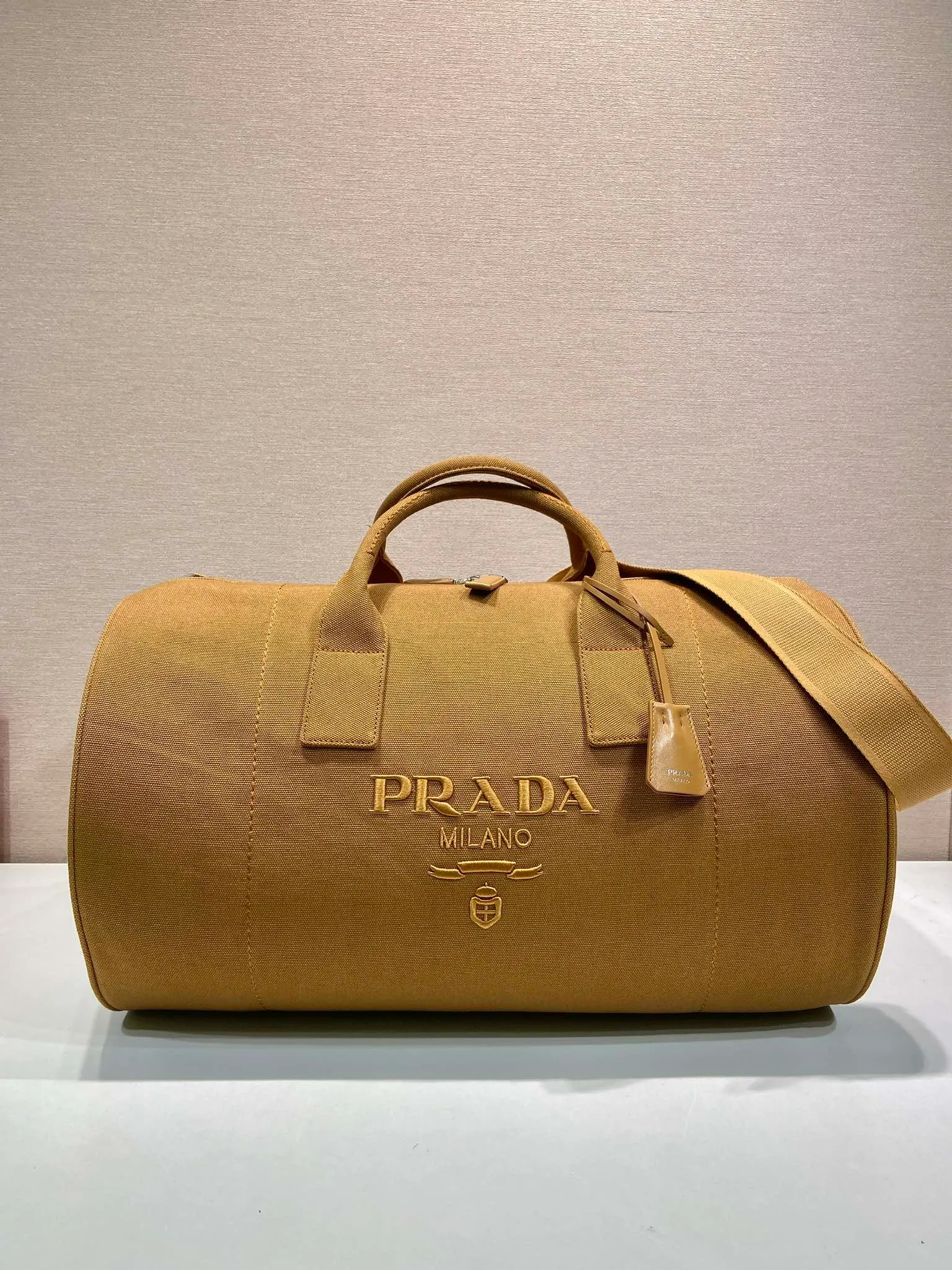 💰1360🎉New travel bag🎉2VC051🎉👌 This canvas travel bag tells a sporty style with its lightweight design and exquisite leather details. Roomy and versatile, it features a detachable shoulder strap and a tonal embroidered logo for unique detailing. The upper body effect is fashionable and handsome, hurry up and get it🎉🎉 Length 53x Height 32x Bottom 32cm🎉🎉🎉💰💰💰