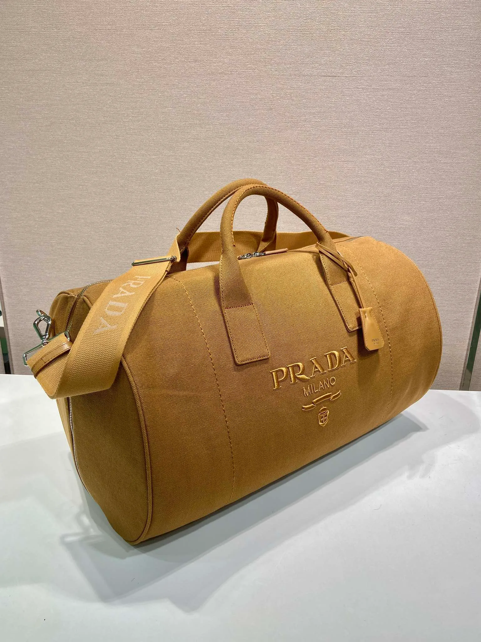 💰1360🎉New travel bag🎉2VC051🎉👌 This canvas travel bag tells a sporty style with its lightweight design and exquisite leather details. Roomy and versatile, it features a detachable shoulder strap and a tonal embroidered logo for unique detailing. The upper body effect is fashionable and handsome, hurry up and get it🎉🎉 Length 53x Height 32x Bottom 32cm🎉🎉🎉💰💰💰