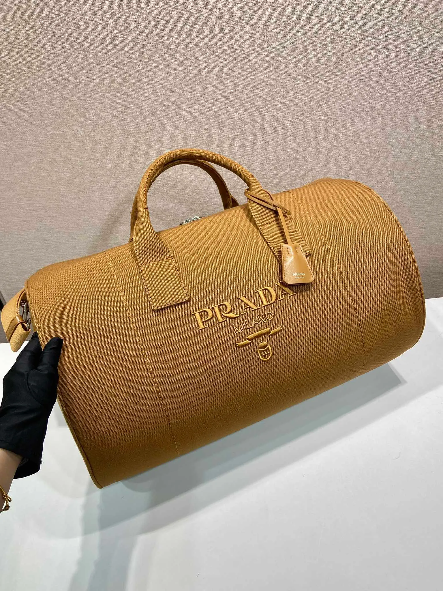 💰1360🎉New travel bag🎉2VC051🎉👌 This canvas travel bag tells a sporty style with its lightweight design and exquisite leather details. Roomy and versatile, it features a detachable shoulder strap and a tonal embroidered logo for unique detailing. The upper body effect is fashionable and handsome, hurry up and get it🎉🎉 Length 53x Height 32x Bottom 32cm🎉🎉🎉💰💰💰