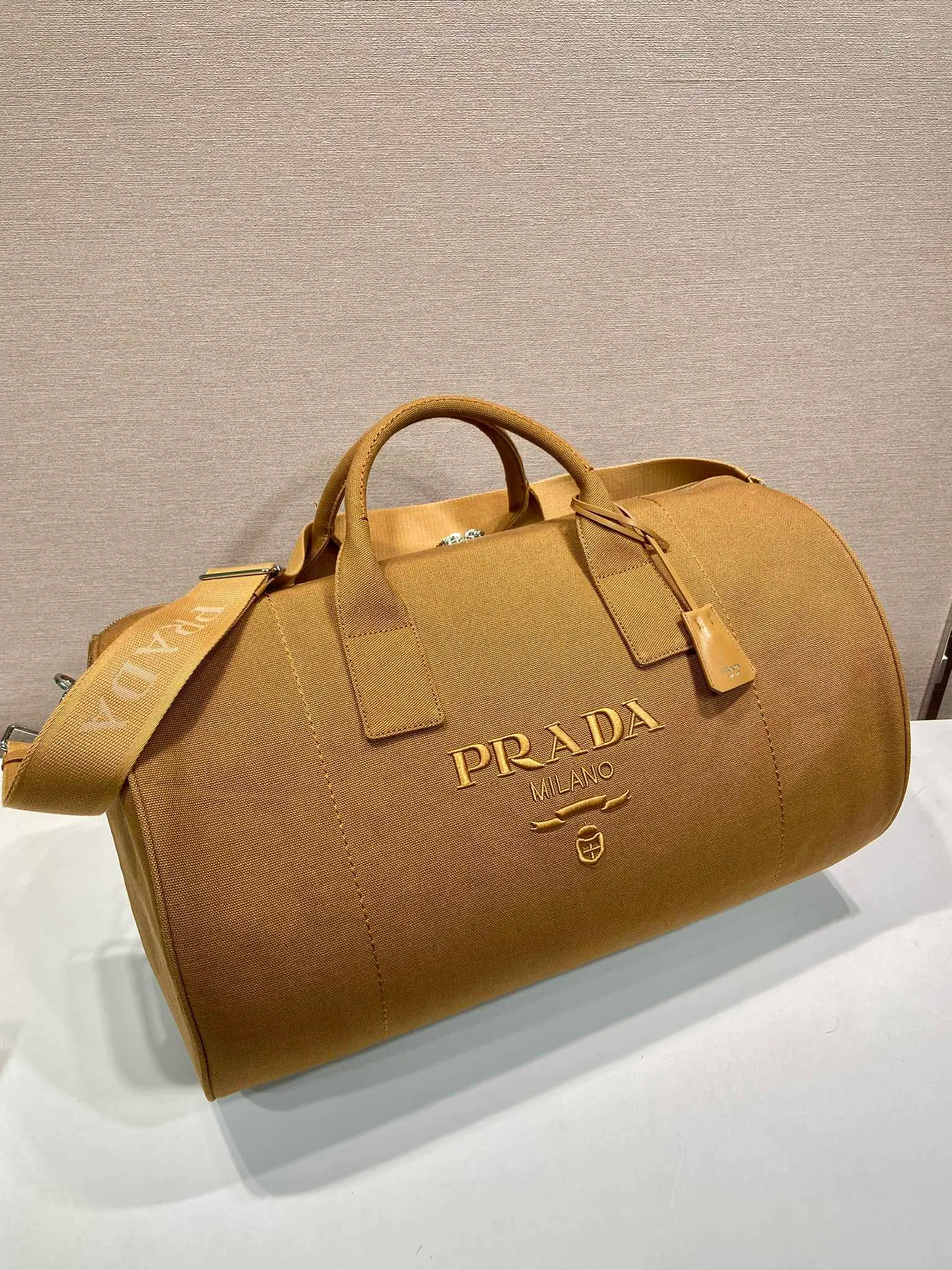 💰1360🎉New travel bag🎉2VC051🎉👌 This canvas travel bag tells a sporty style with its lightweight design and exquisite leather details. Roomy and versatile, it features a detachable shoulder strap and a tonal embroidered logo for unique detailing. The upper body effect is fashionable and handsome, hurry up and get it🎉🎉 Length 53x Height 32x Bottom 32cm🎉🎉🎉💰💰💰