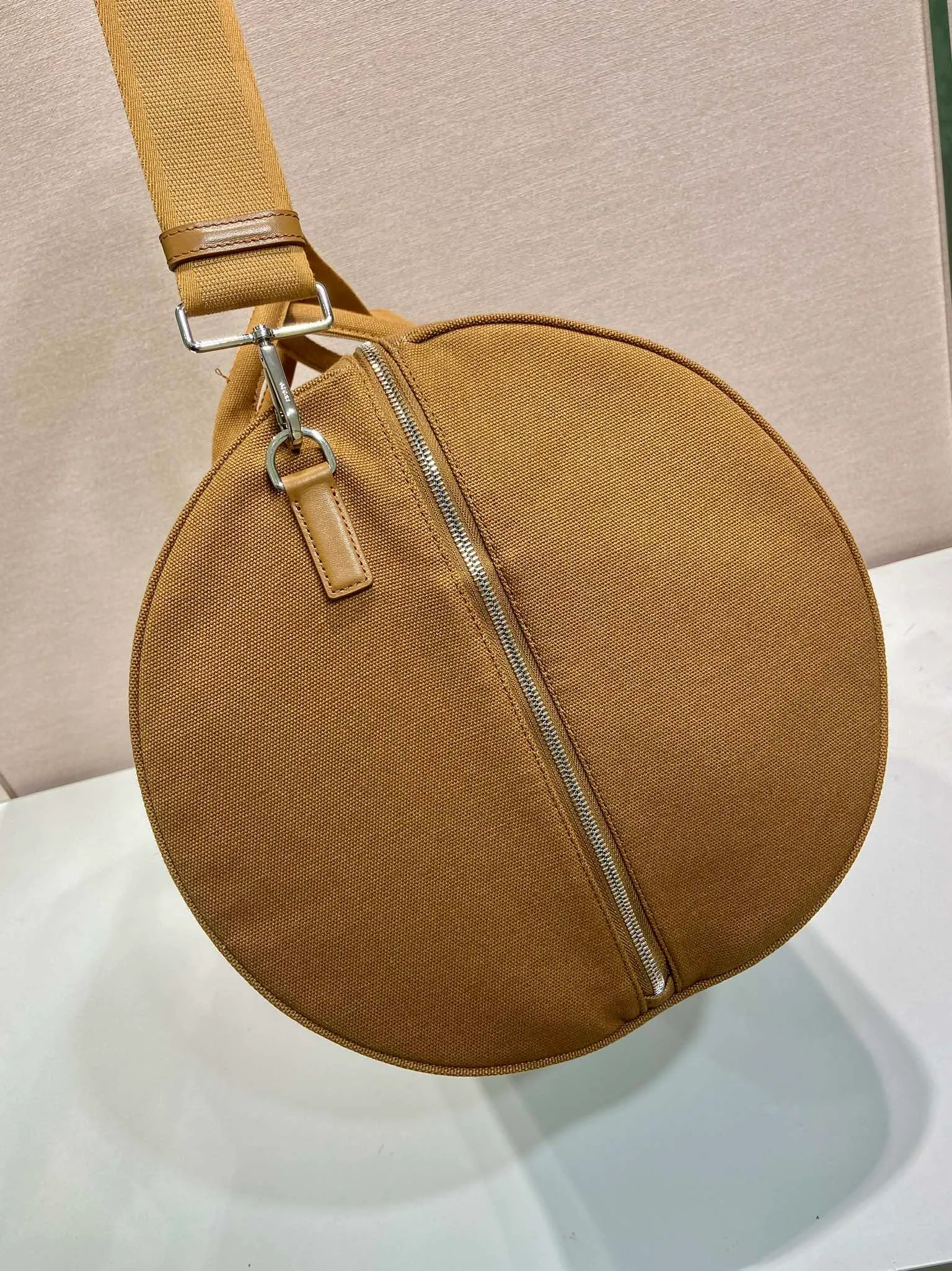 💰1360🎉New travel bag🎉2VC051🎉👌 This canvas travel bag tells a sporty style with its lightweight design and exquisite leather details. Roomy and versatile, it features a detachable shoulder strap and a tonal embroidered logo for unique detailing. The upper body effect is fashionable and handsome, hurry up and get it🎉🎉 Length 53x Height 32x Bottom 32cm🎉🎉🎉💰💰💰