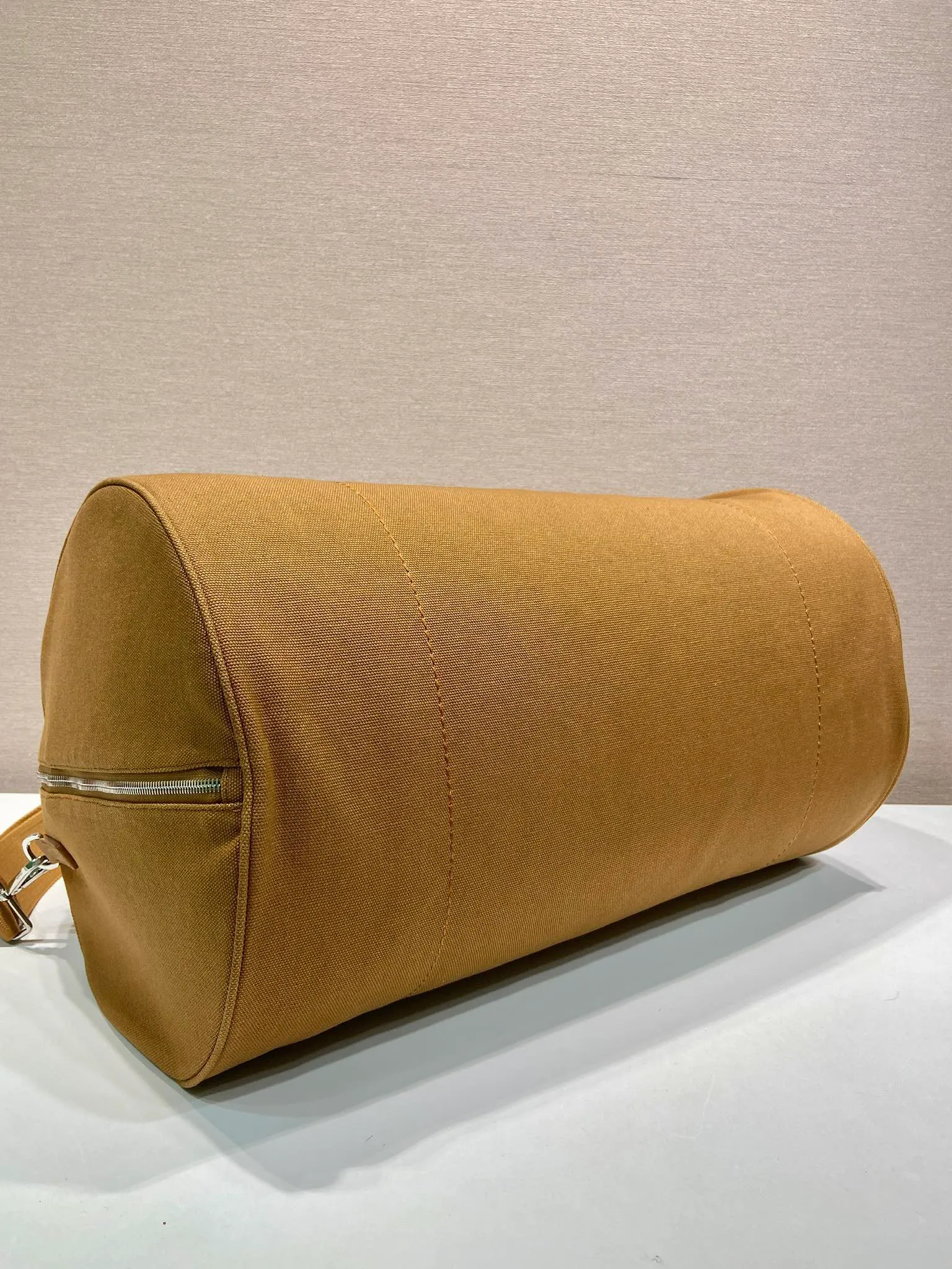 💰1360🎉New travel bag🎉2VC051🎉👌 This canvas travel bag tells a sporty style with its lightweight design and exquisite leather details. Roomy and versatile, it features a detachable shoulder strap and a tonal embroidered logo for unique detailing. The upper body effect is fashionable and handsome, hurry up and get it🎉🎉 Length 53x Height 32x Bottom 32cm🎉🎉🎉💰💰💰