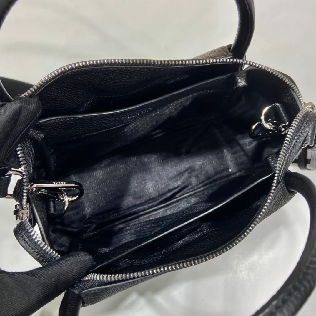 💰1840🎉New double shoulder strap🎉1BC145 double shoulder strap🎉Small size This double shoulder strap is made of imported deerskin grain cowhide and equipped with two interchangeable and adjustable long shoulder straps. The combination of fabric webbing and cowhide is perfect😘, versatile for mixing and matching different clothes on different occasions😘, large capacity, many compartments, super soft feel🎉Hurry up and get it🎉 Length 23x Height 21x Bottom 10cm🎉🎉🎉👏👏👏