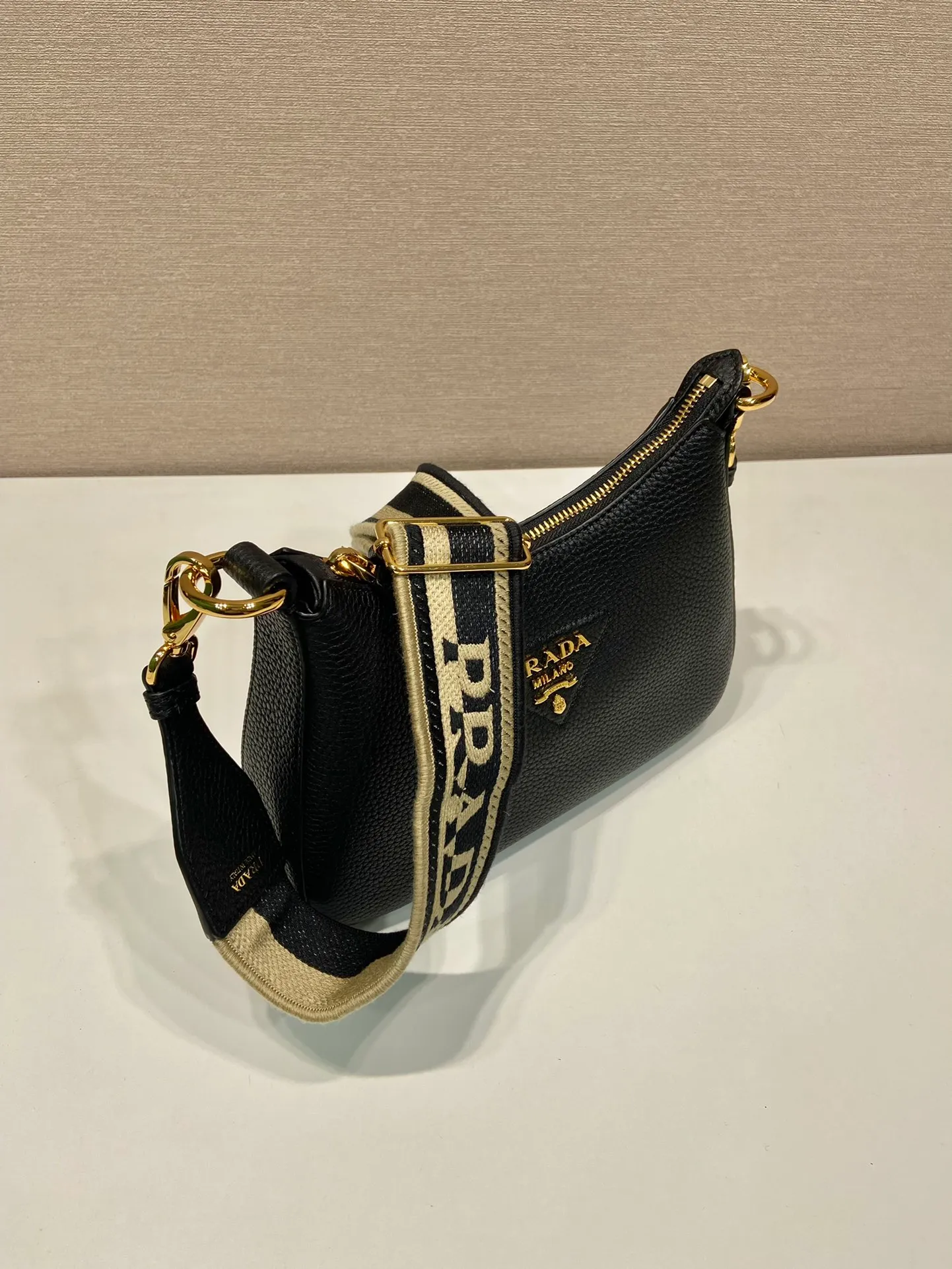 💰1660🎉New model🎉1BH193 small size🎉 This single shoulder strap is made of imported deerskin grain cowhide, with a long fabric shoulder strap and adjustable design. So perfect😘, versatile for mixing and matching for different occasions and different clothes😘, large capacity, super soft feel🎉Hurry up and get it🎉 Length 24x height 18x ​​base 6cm