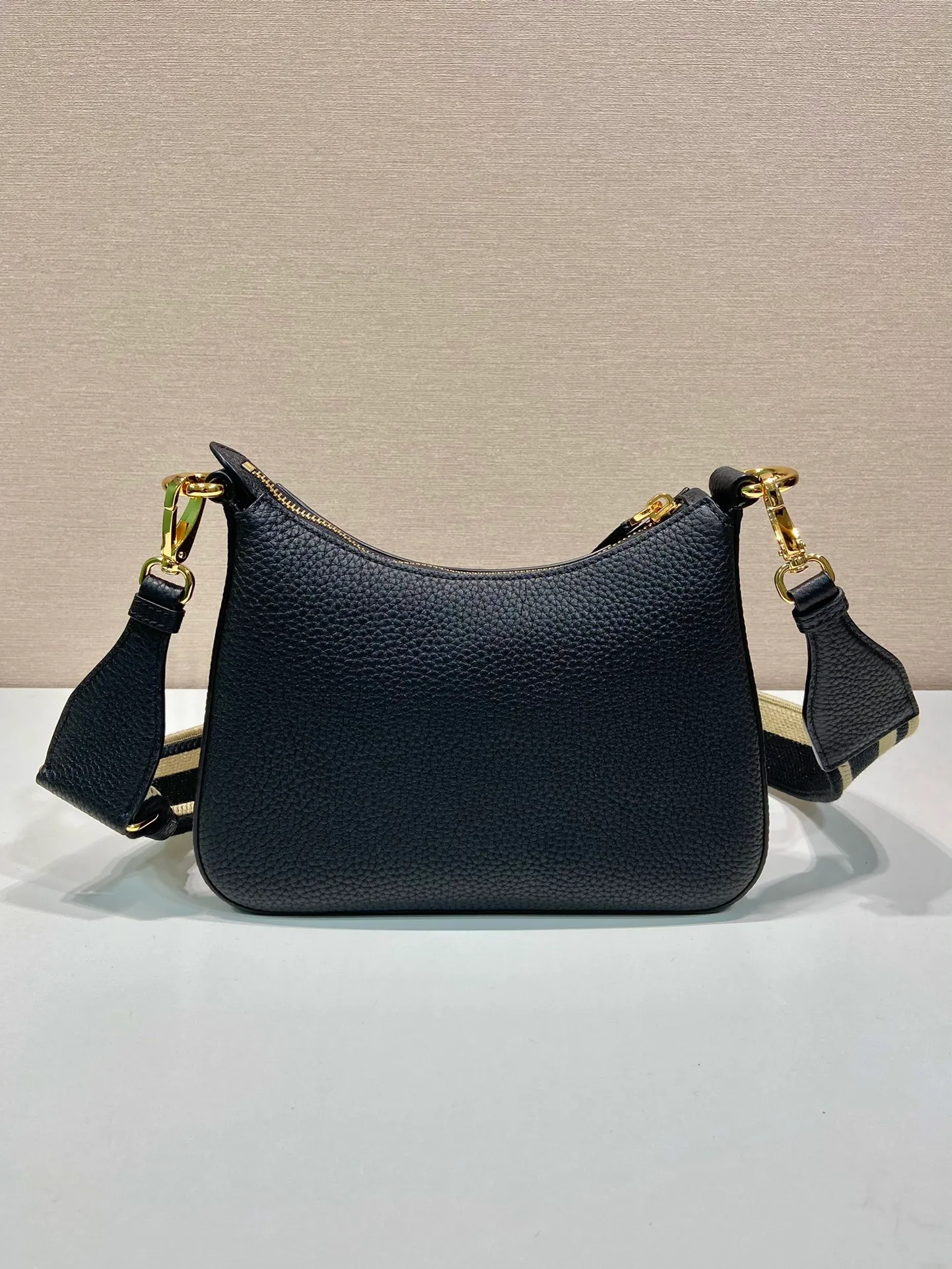 💰1660🎉New model🎉1BH193 small size🎉 This single shoulder strap is made of imported deerskin grain cowhide, with a long fabric shoulder strap and adjustable design. So perfect😘, versatile for mixing and matching for different occasions and different clothes😘, large capacity, super soft feel🎉Hurry up and get it🎉 Length 24x height 18x ​​base 6cm