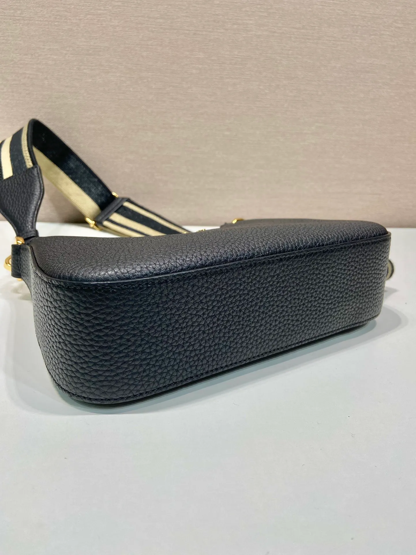 💰1660🎉New model🎉1BH193 small size🎉 This single shoulder strap is made of imported deerskin grain cowhide, with a long fabric shoulder strap and adjustable design. So perfect😘, versatile for mixing and matching for different occasions and different clothes😘, large capacity, super soft feel🎉Hurry up and get it🎉 Length 24x height 18x ​​base 6cm