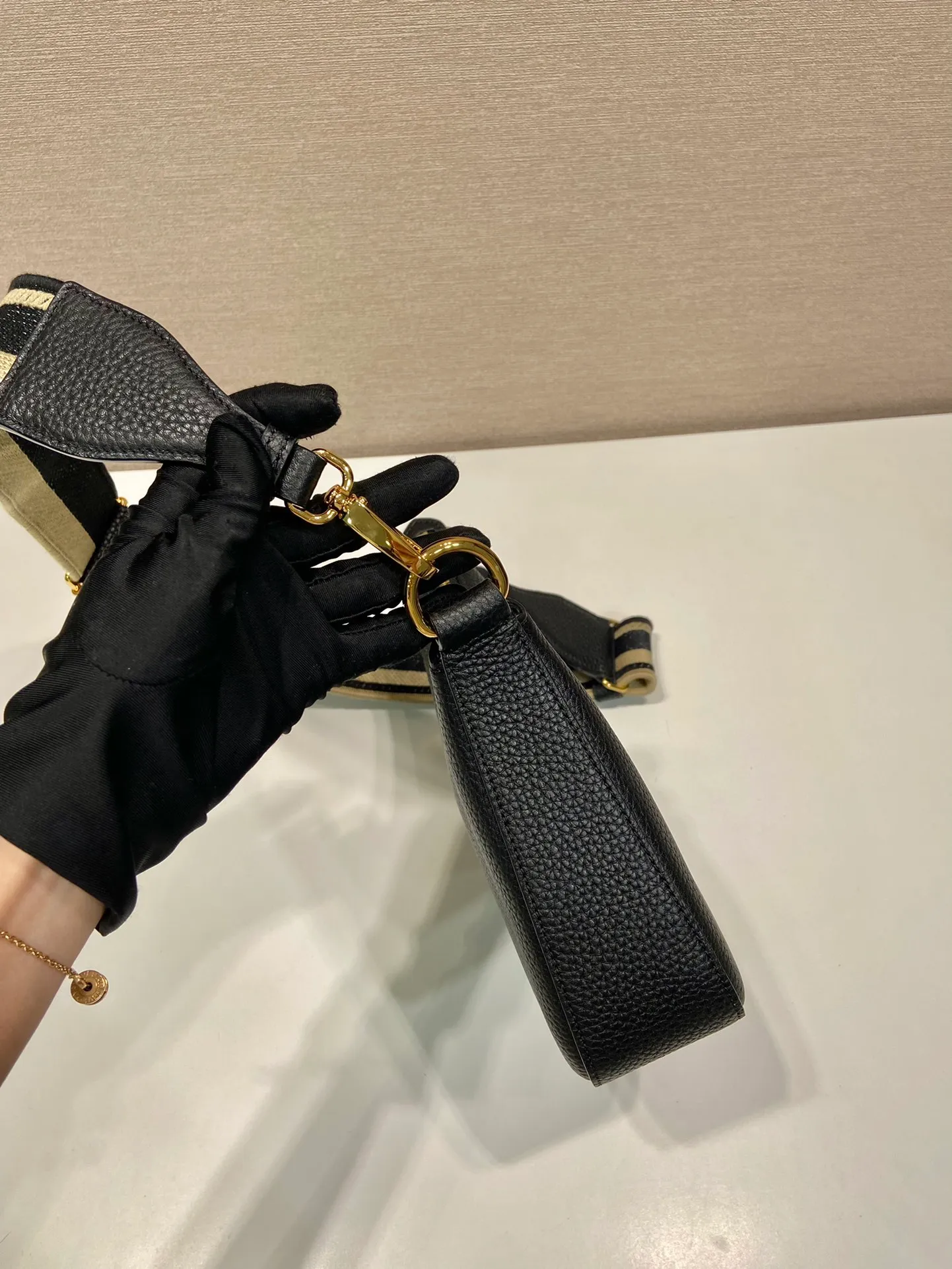 💰1660🎉New model🎉1BH193 small size🎉 This single shoulder strap is made of imported deerskin grain cowhide, with a long fabric shoulder strap and adjustable design. So perfect😘, versatile for mixing and matching for different occasions and different clothes😘, large capacity, super soft feel🎉Hurry up and get it🎉 Length 24x height 18x ​​base 6cm