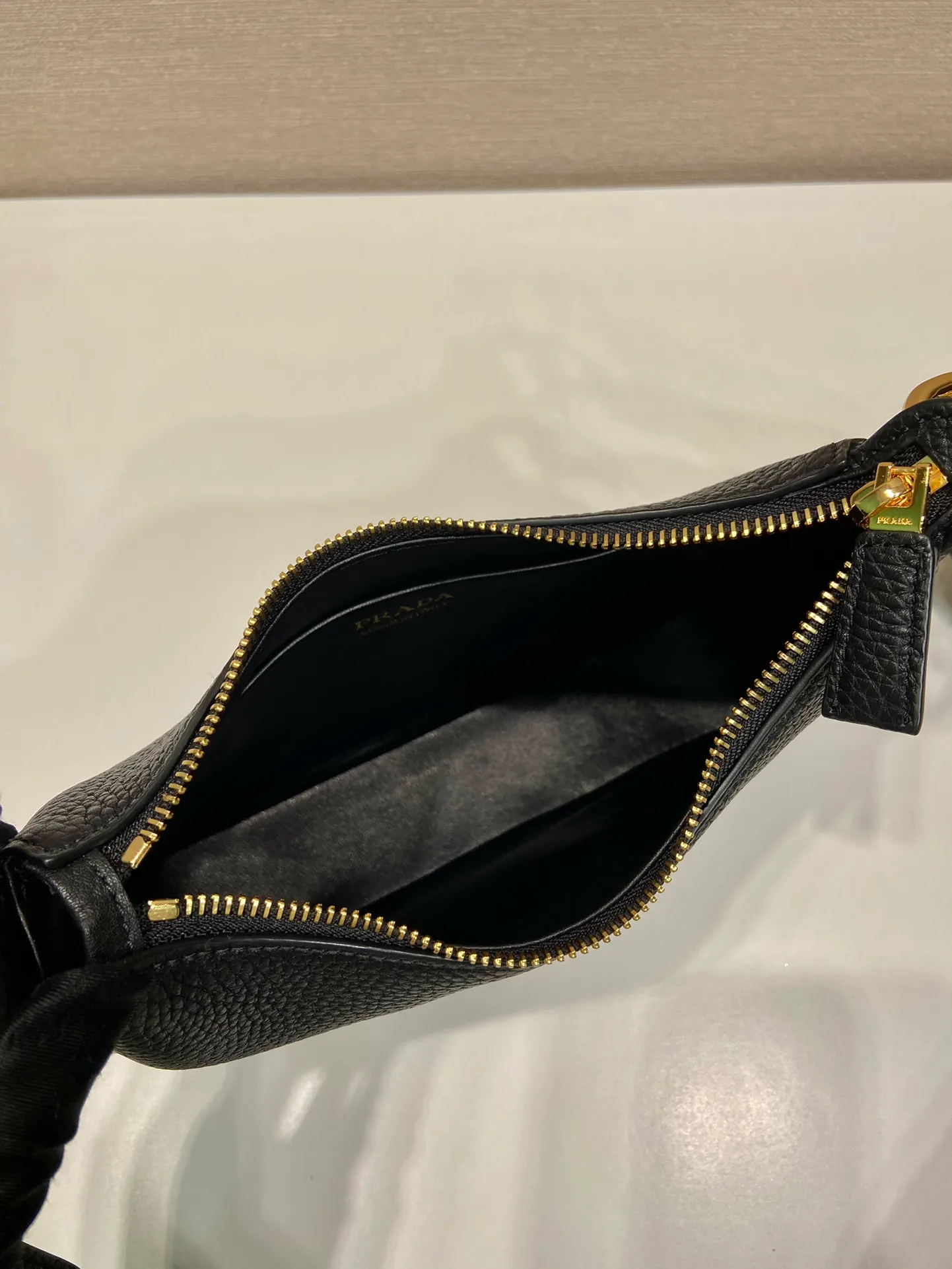 💰1660🎉New model🎉1BH193 small size🎉 This single shoulder strap is made of imported deerskin grain cowhide, with a long fabric shoulder strap and adjustable design. So perfect😘, versatile for mixing and matching for different occasions and different clothes😘, large capacity, super soft feel🎉Hurry up and get it🎉 Length 24x height 18x ​​base 6cm