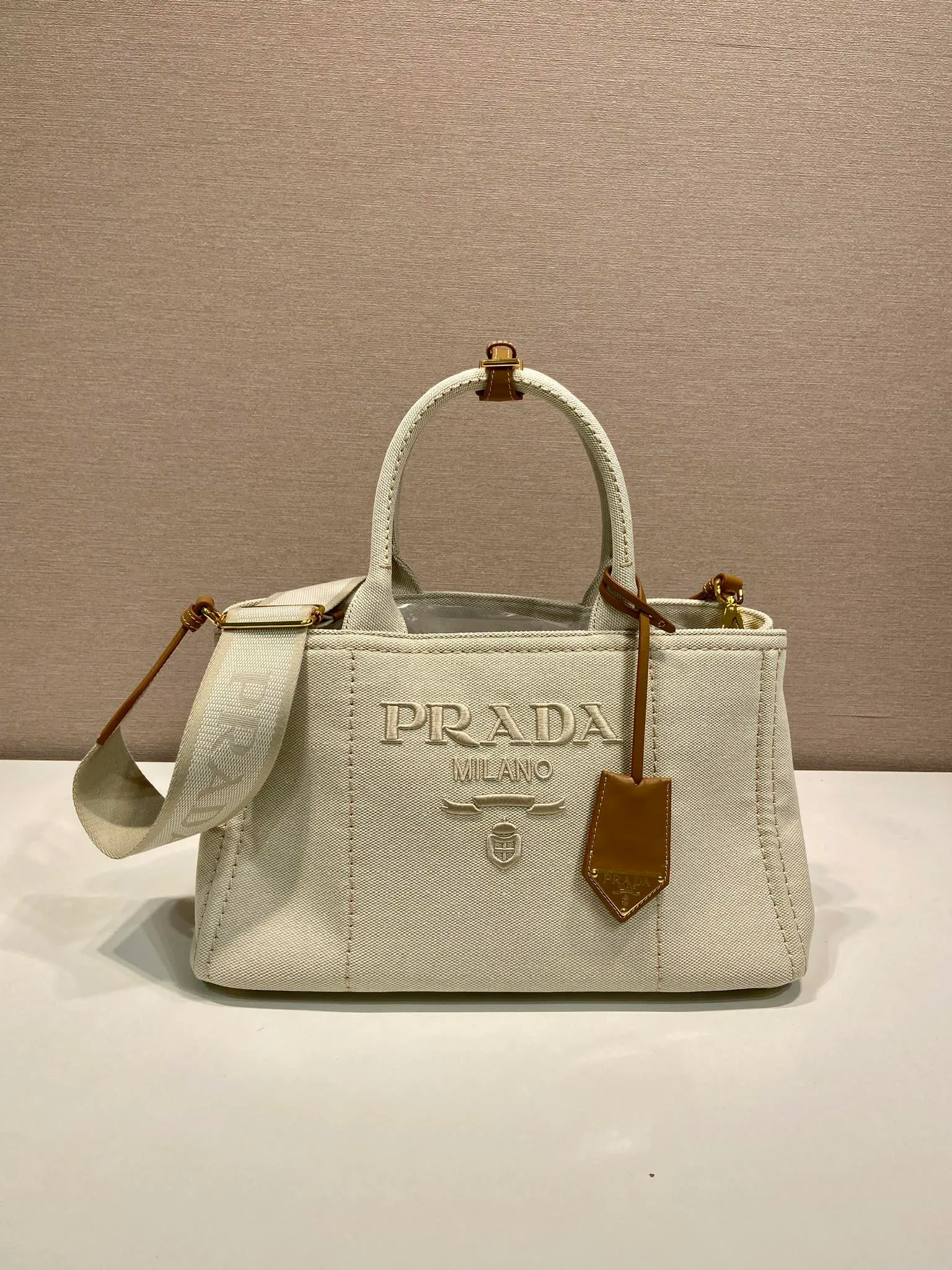 💰1200🎉New handbag🎉1BG554 medium size🎉🎉 Inspired by the timeless elements of nautical style, this mini handbag reinterprets the classic style. Made of cotton canvas with leather trim for a sophisticated and versatile look. Canvas handle, detachable and adjustable logo-printed woven shoulder strap, detachable leather keychain, can be carried by hand or on the shoulder, large capacity, so beautiful, another timeless and popular item🎉🎉worth owning🎉🎉 Length 33x Height 20x Bottom 18cm🎉🎉🎉💰💰💰