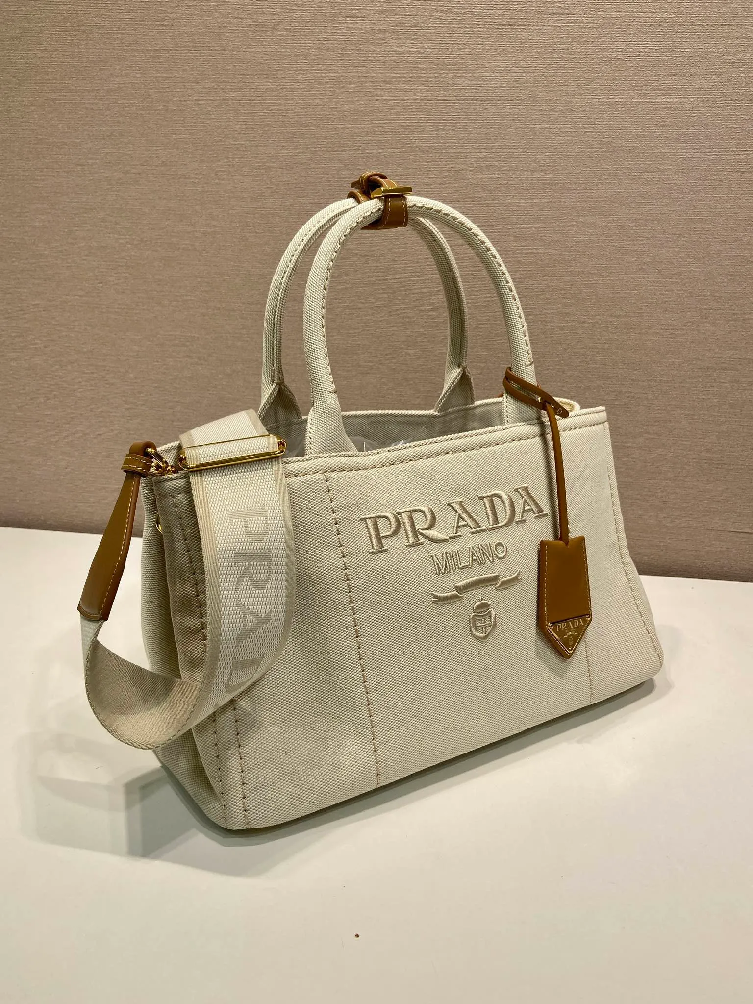 💰1200🎉New handbag🎉1BG554 medium size🎉🎉 Inspired by the timeless elements of nautical style, this mini handbag reinterprets the classic style. Made of cotton canvas with leather trim for a sophisticated and versatile look. Canvas handle, detachable and adjustable logo-printed woven shoulder strap, detachable leather keychain, can be carried by hand or on the shoulder, large capacity, so beautiful, another timeless and popular item🎉🎉worth owning🎉🎉 Length 33x Height 20x Bottom 18cm🎉🎉🎉💰💰💰