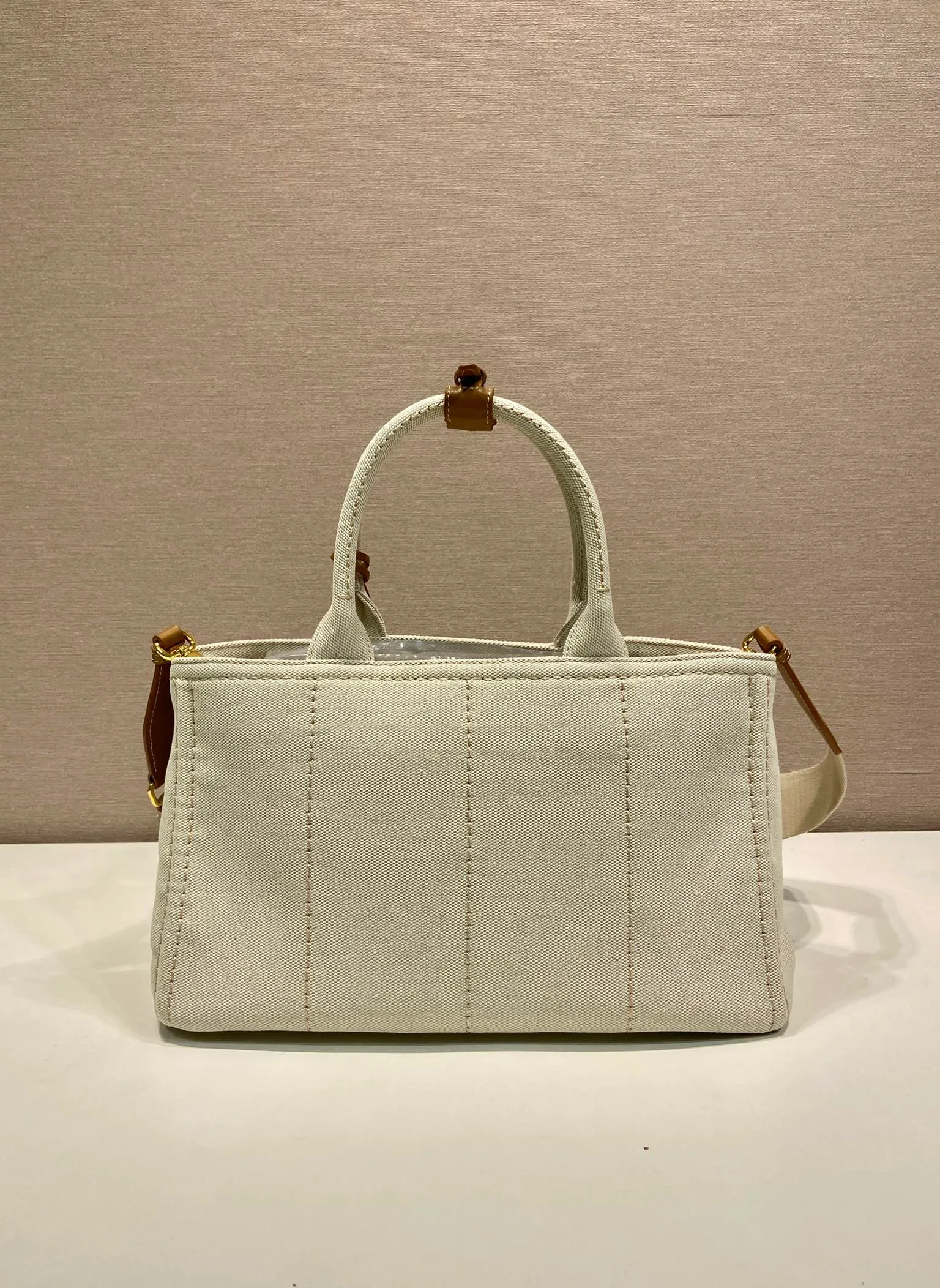 💰1200🎉New handbag🎉1BG554 medium size🎉🎉 Inspired by the timeless elements of nautical style, this mini handbag reinterprets the classic style. Made of cotton canvas with leather trim for a sophisticated and versatile look. Canvas handle, detachable and adjustable logo-printed woven shoulder strap, detachable leather keychain, can be carried by hand or on the shoulder, large capacity, so beautiful, another timeless and popular item🎉🎉worth owning🎉🎉 Length 33x Height 20x Bottom 18cm🎉🎉🎉💰💰💰