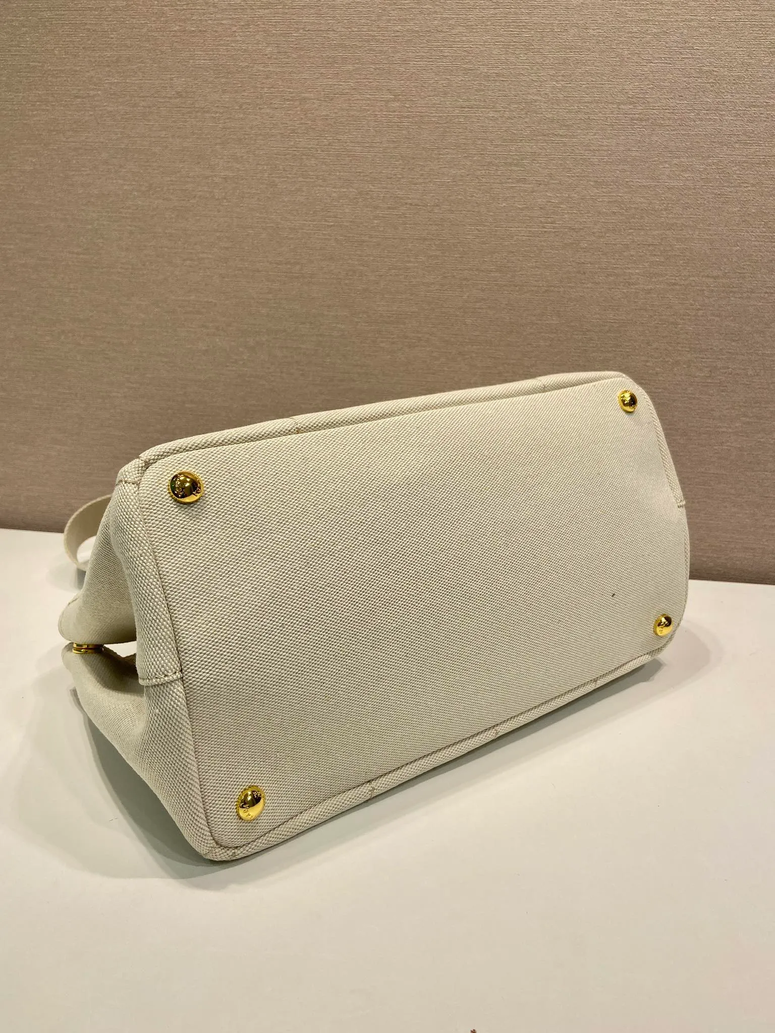 💰1200🎉New handbag🎉1BG554 medium size🎉🎉 Inspired by the timeless elements of nautical style, this mini handbag reinterprets the classic style. Made of cotton canvas with leather trim for a sophisticated and versatile look. Canvas handle, detachable and adjustable logo-printed woven shoulder strap, detachable leather keychain, can be carried by hand or on the shoulder, large capacity, so beautiful, another timeless and popular item🎉🎉worth owning🎉🎉 Length 33x Height 20x Bottom 18cm🎉🎉🎉💰💰💰