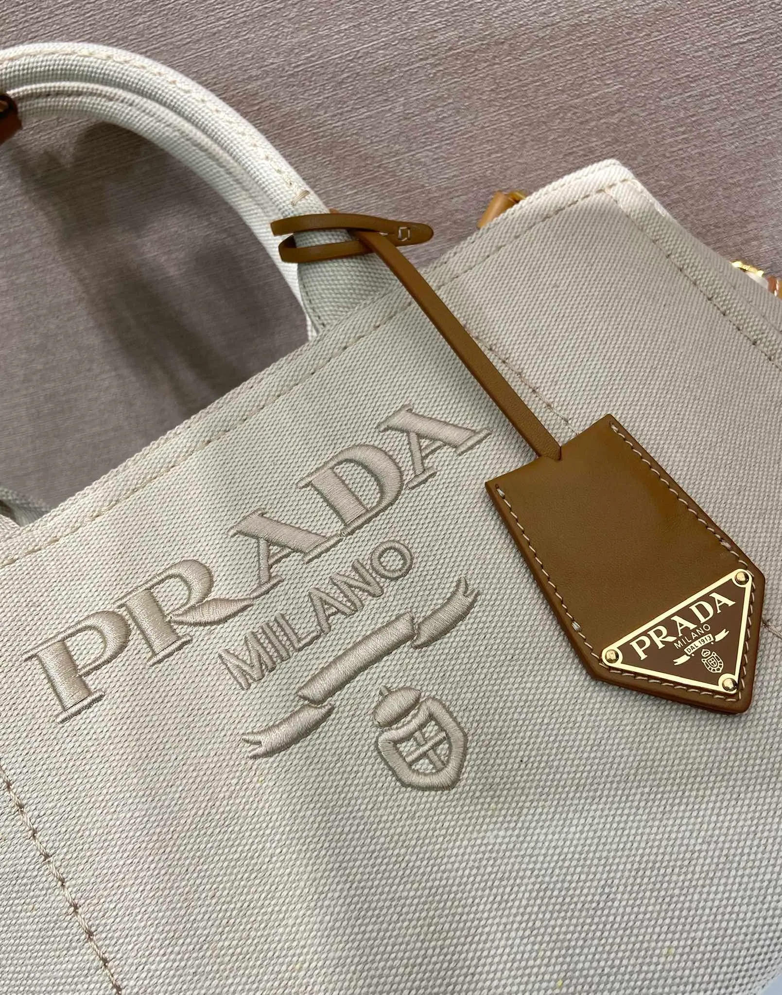 💰1200🎉New handbag🎉1BG554 medium size🎉🎉 Inspired by the timeless elements of nautical style, this mini handbag reinterprets the classic style. Made of cotton canvas with leather trim for a sophisticated and versatile look. Canvas handle, detachable and adjustable logo-printed woven shoulder strap, detachable leather keychain, can be carried by hand or on the shoulder, large capacity, so beautiful, another timeless and popular item🎉🎉worth owning🎉🎉 Length 33x Height 20x Bottom 18cm🎉🎉🎉💰💰💰