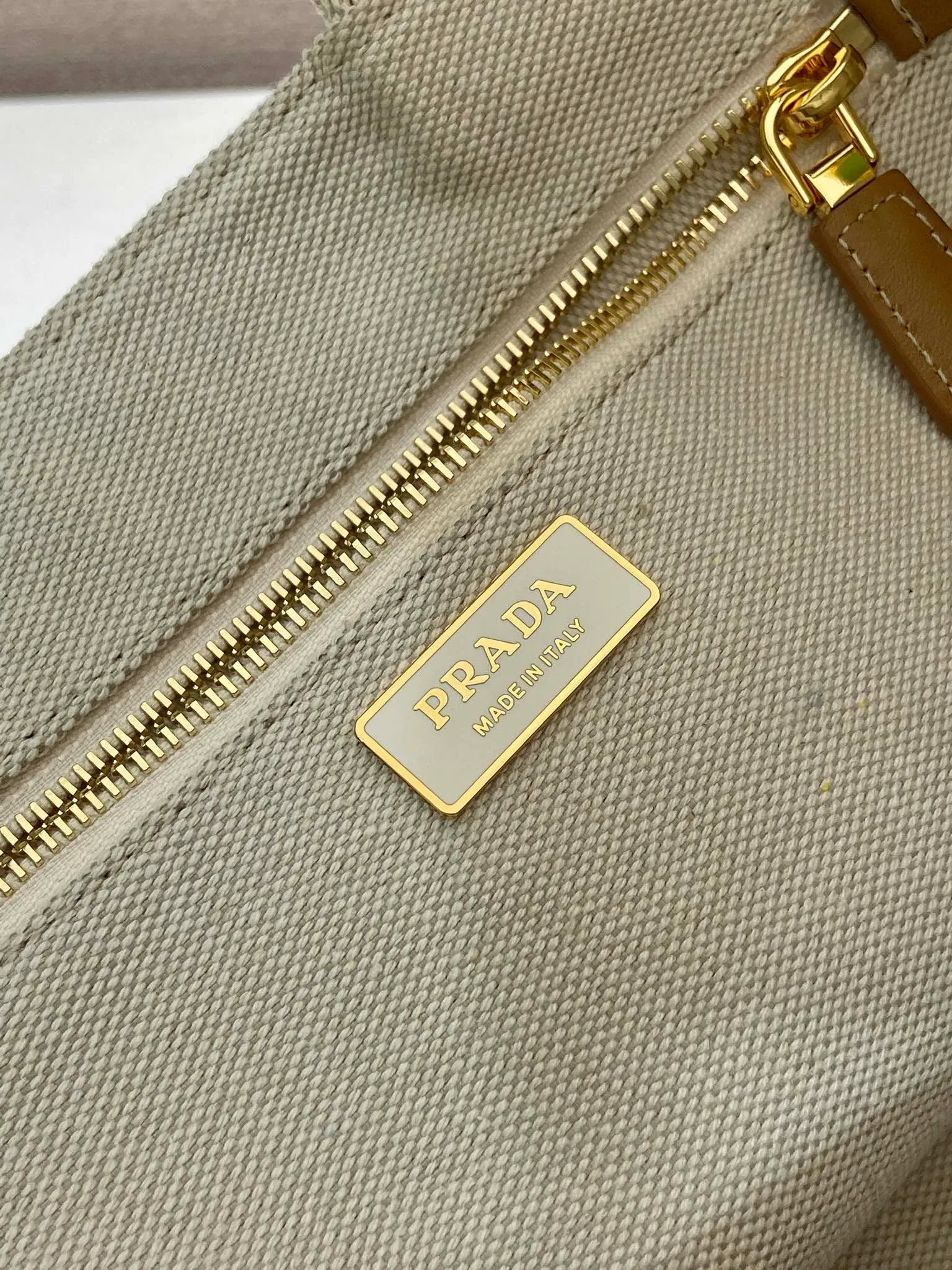 💰1200🎉New handbag🎉1BG554 medium size🎉🎉 Inspired by the timeless elements of nautical style, this mini handbag reinterprets the classic style. Made of cotton canvas with leather trim for a sophisticated and versatile look. Canvas handle, detachable and adjustable logo-printed woven shoulder strap, detachable leather keychain, can be carried by hand or on the shoulder, large capacity, so beautiful, another timeless and popular item🎉🎉worth owning🎉🎉 Length 33x Height 20x Bottom 18cm🎉🎉🎉💰💰💰