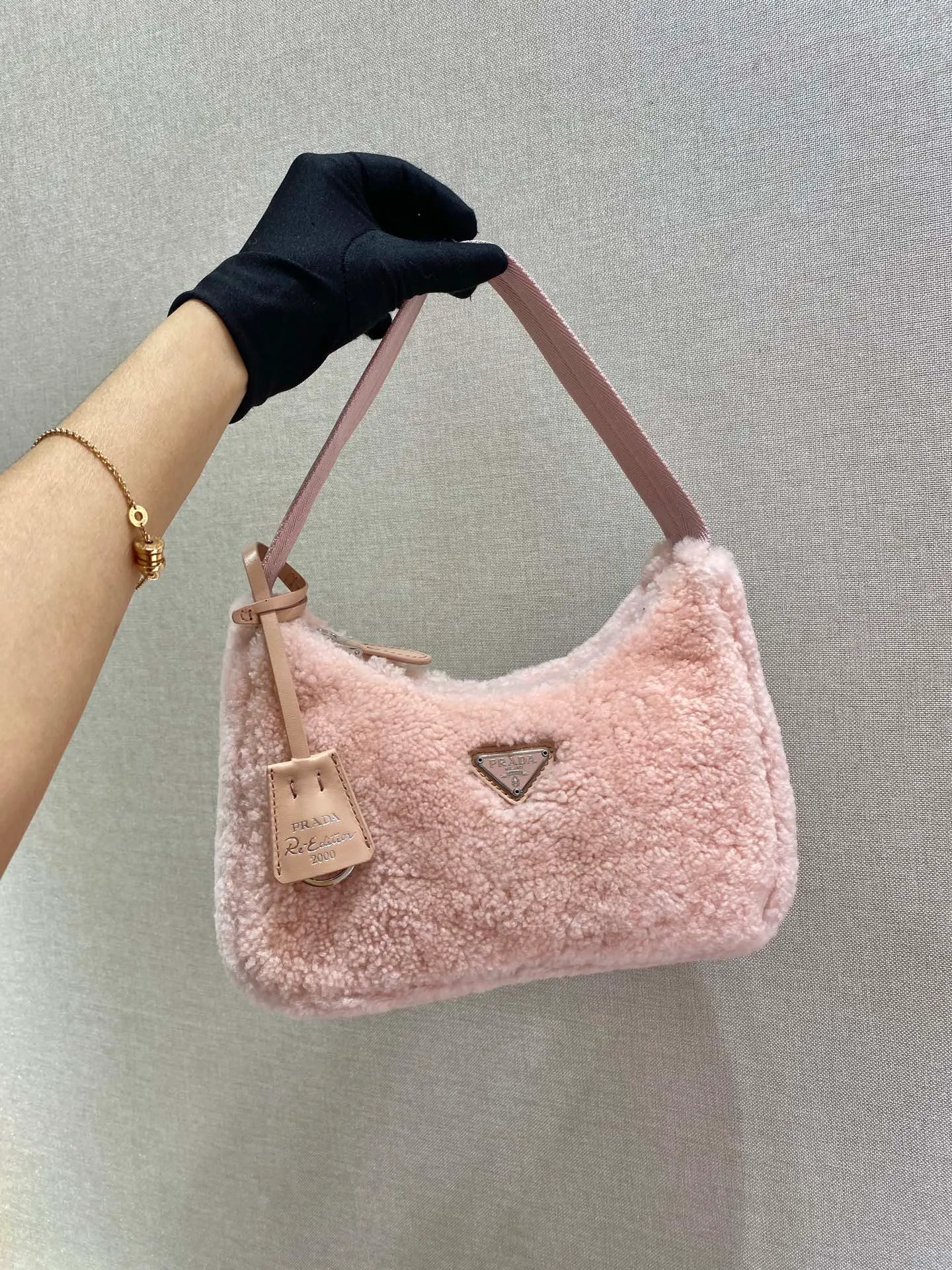 💰860🎉Plush Hobo🎉The design of this Hobo fur bag is another popular style in autumn and winter👏, you can feel its softness through the screen😘I want to hug it so fast The impulse🙊🙊It’s so cute, good-looking and extremely convenient to wear👍It looks great when carried in hand or as an armpit bag😘A must-have in winter, if you like it, hurry up and buy it🎉🎉 Style number: NE515 Length 23x Height 14x Bottom 5cm